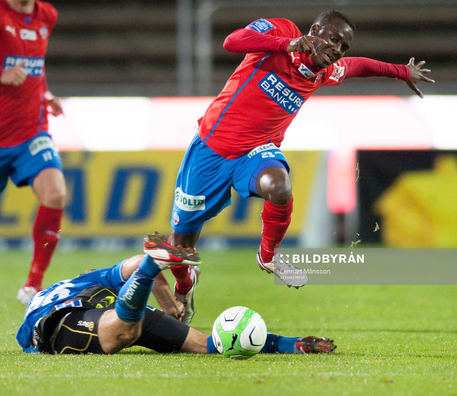 Halmstads Jesper Westerberg glidtacklar David Accam i