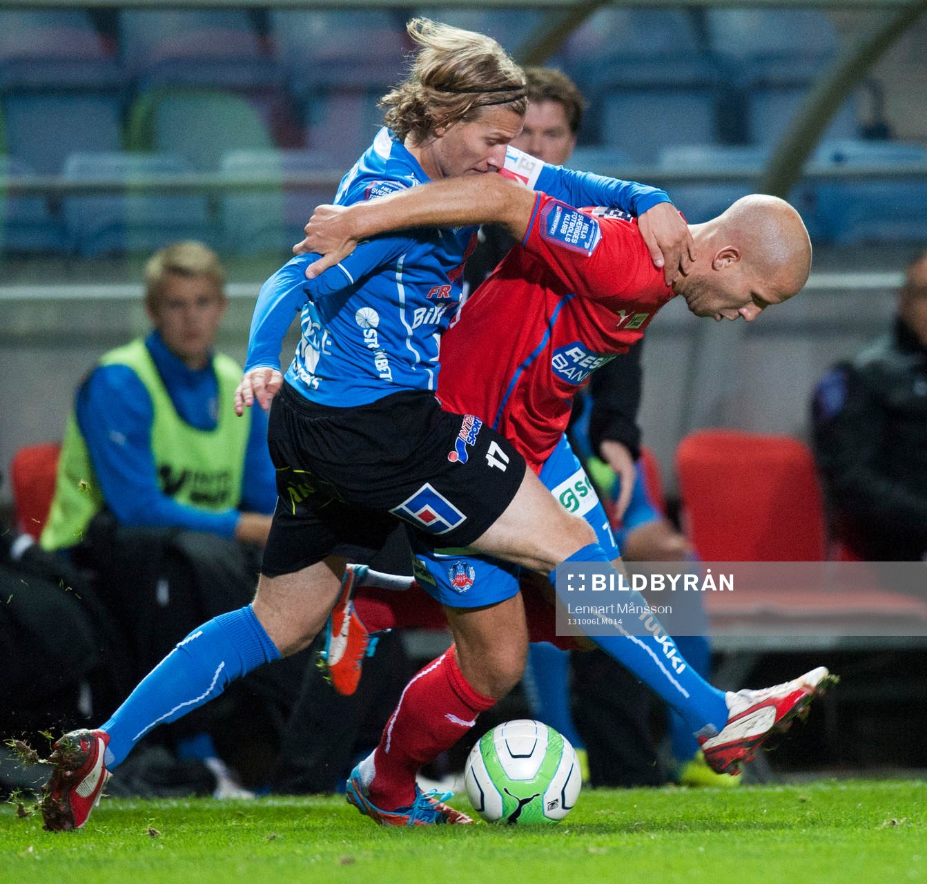 Halmstads Oliver Silverholt tar tag i Helsingborgs Mattias
