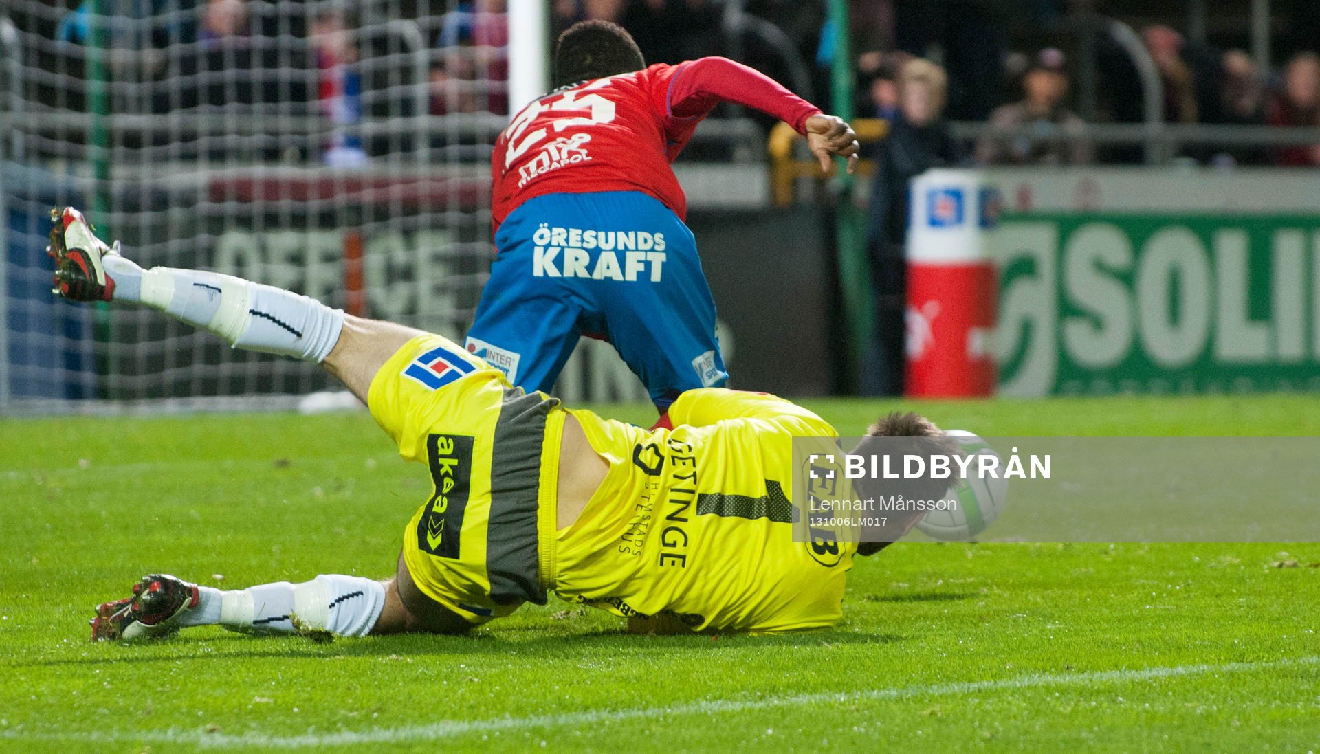 David Accam lurar Halmstads målvakt och spelar fram till
