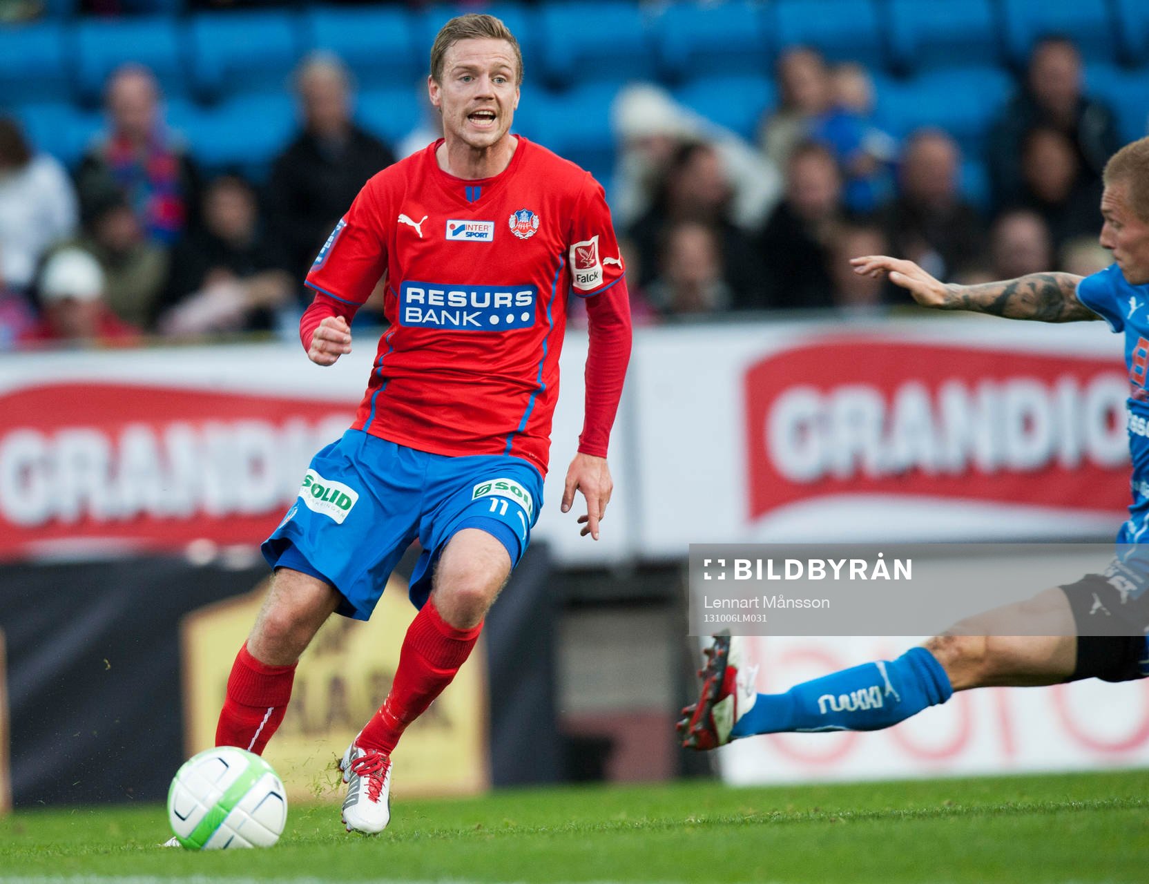 Halmstads Gudjon Baldvinsson tacklar Helsingborgs Arnor