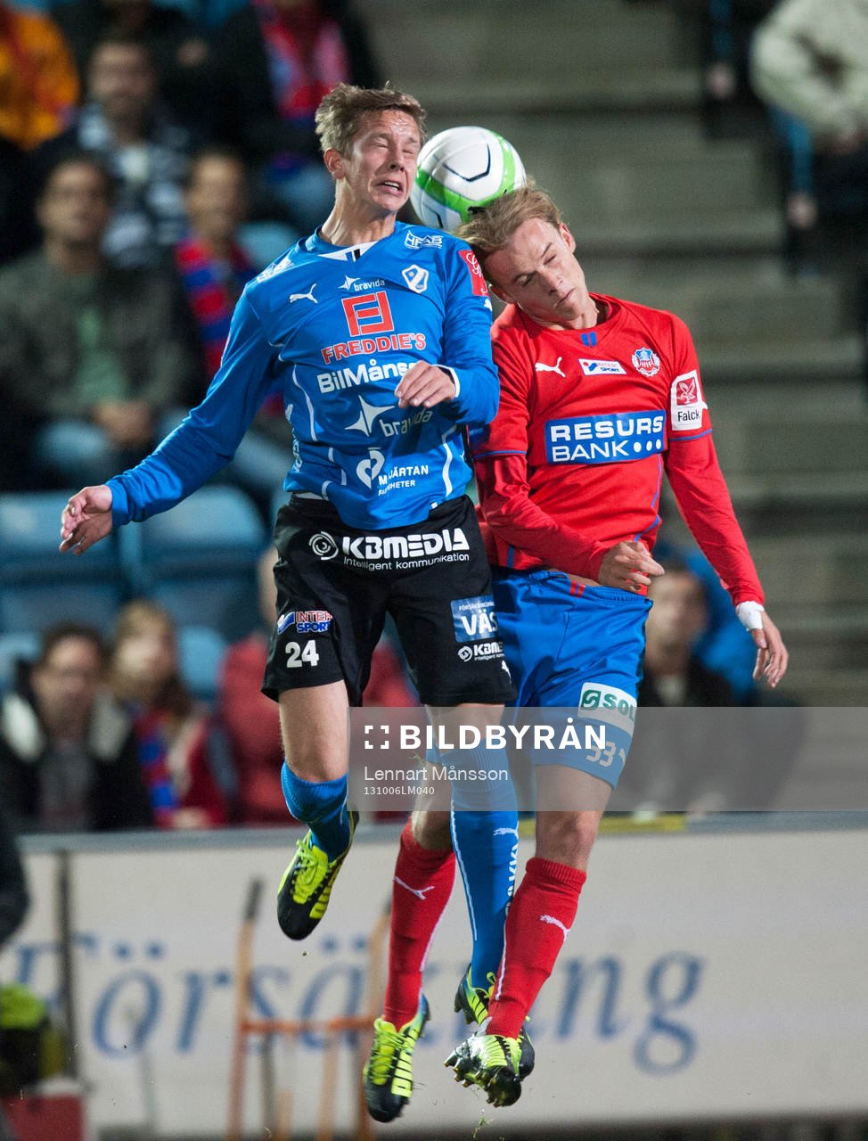 Två unga spelare nickduellerar, Halmstads Simon Silverholt