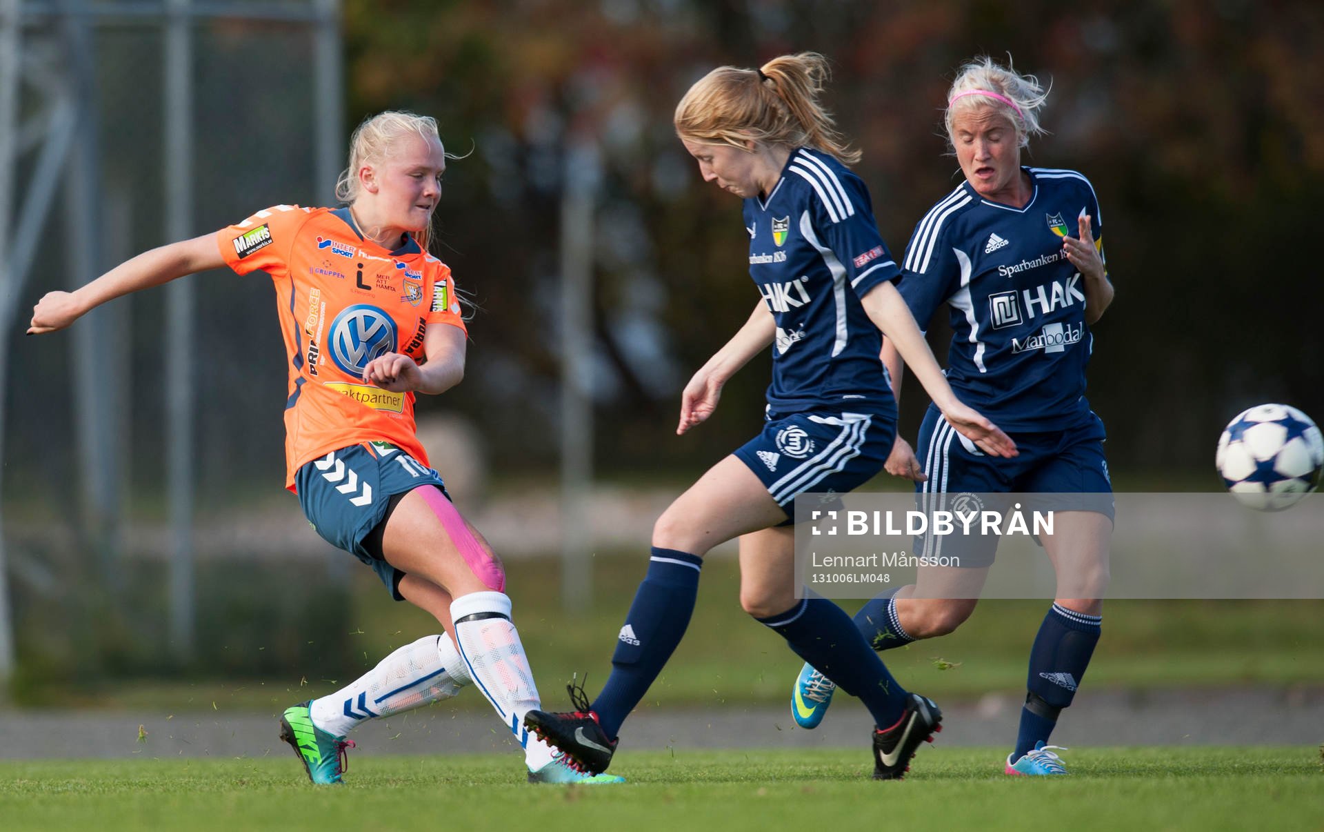 En Kungsbacka-spelare skjuter i dammatchen i division 1