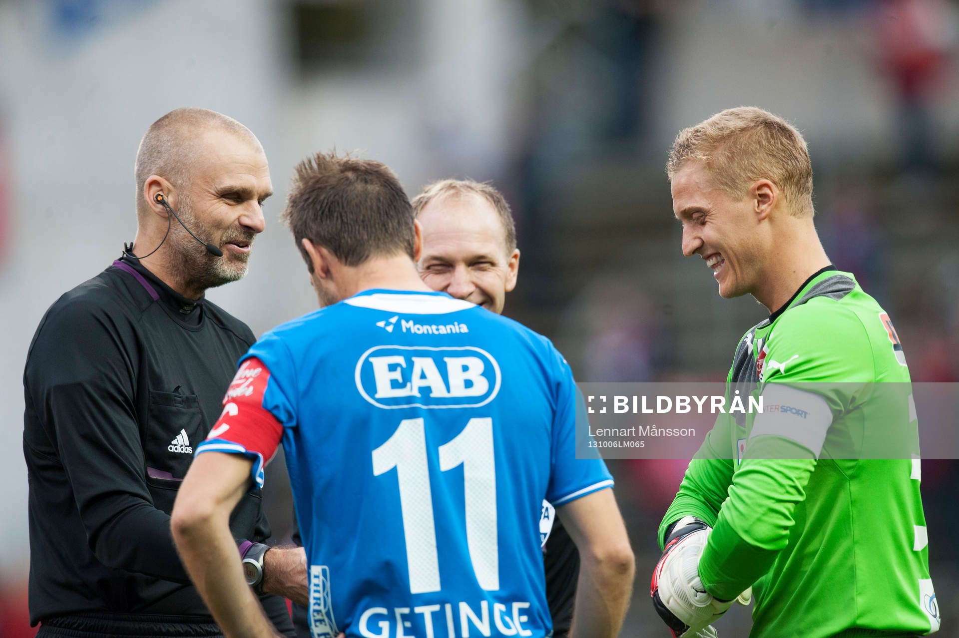   Slantsingling med glada miner före matchen i allsvenskan mellan Helsingborg och Halmstad 6 oktober 2013.