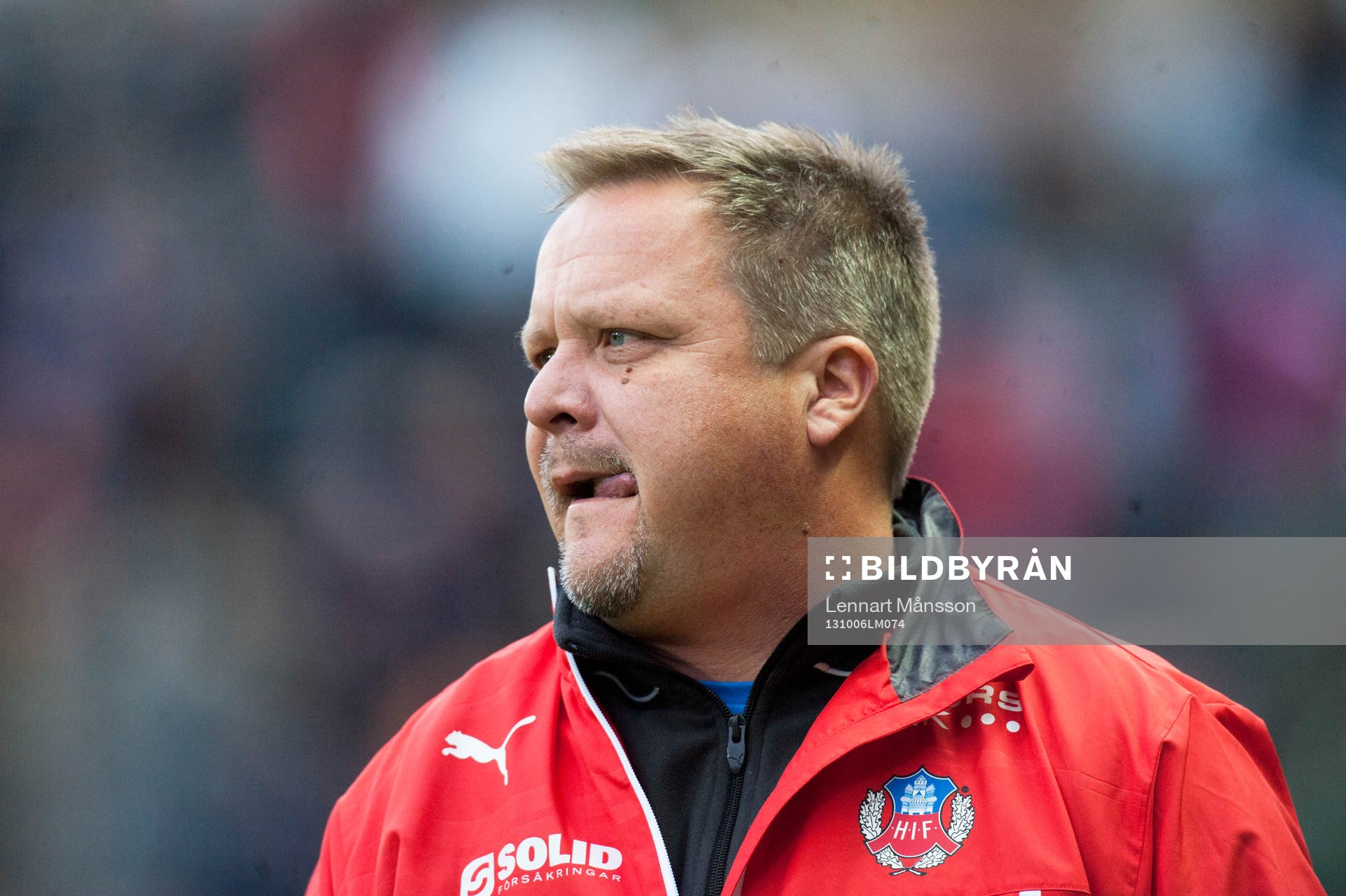 Helsingborgs tränare Roar Hansen med tungan i mun i