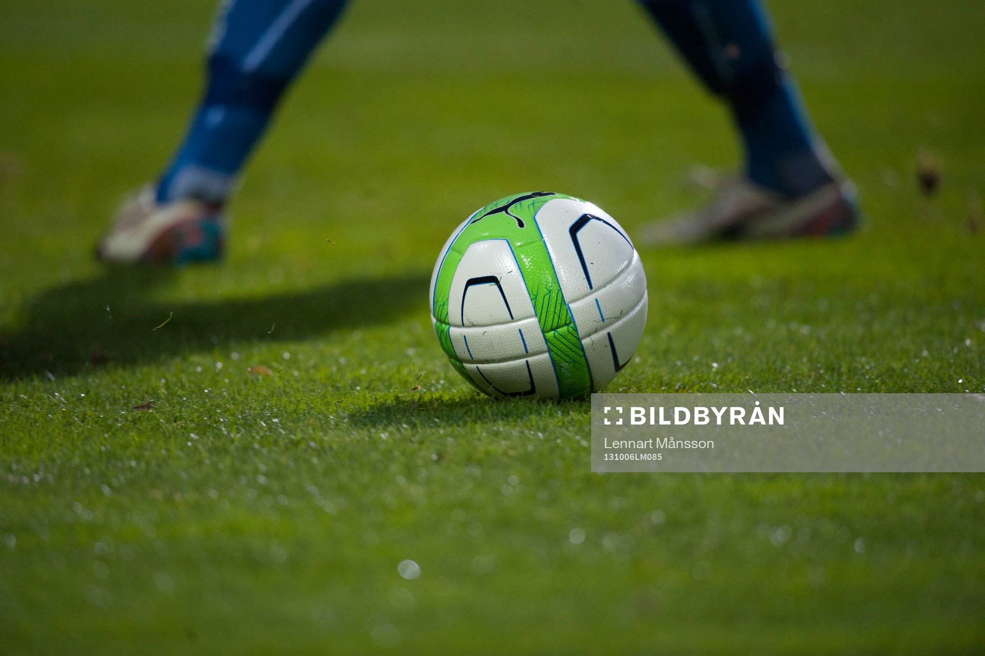 Fotboll, fotbollsskor och gräs i matchen i allsvenskan