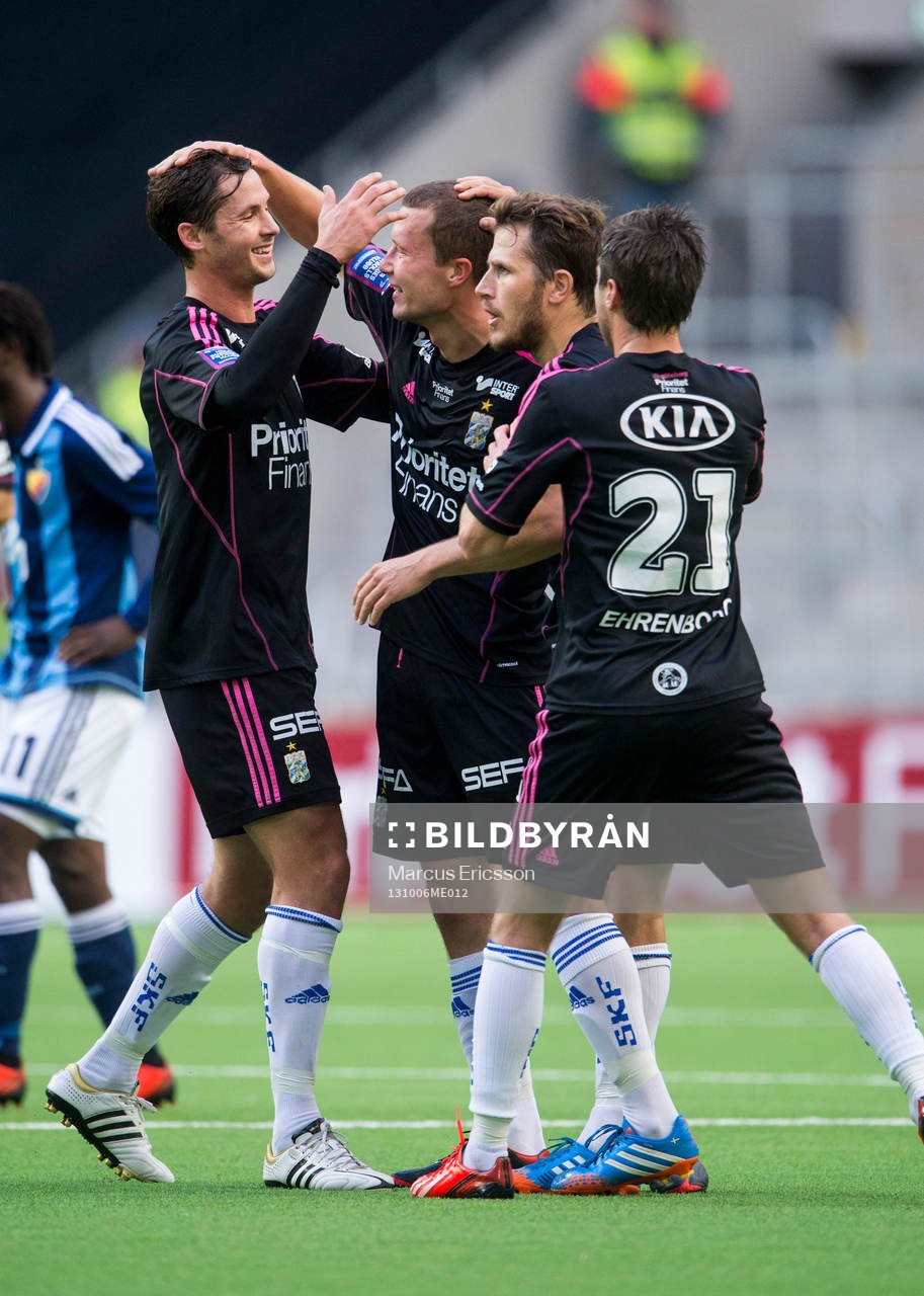 IFK Göteborgs Jakob Johansson kramas om av Philip Haglund,