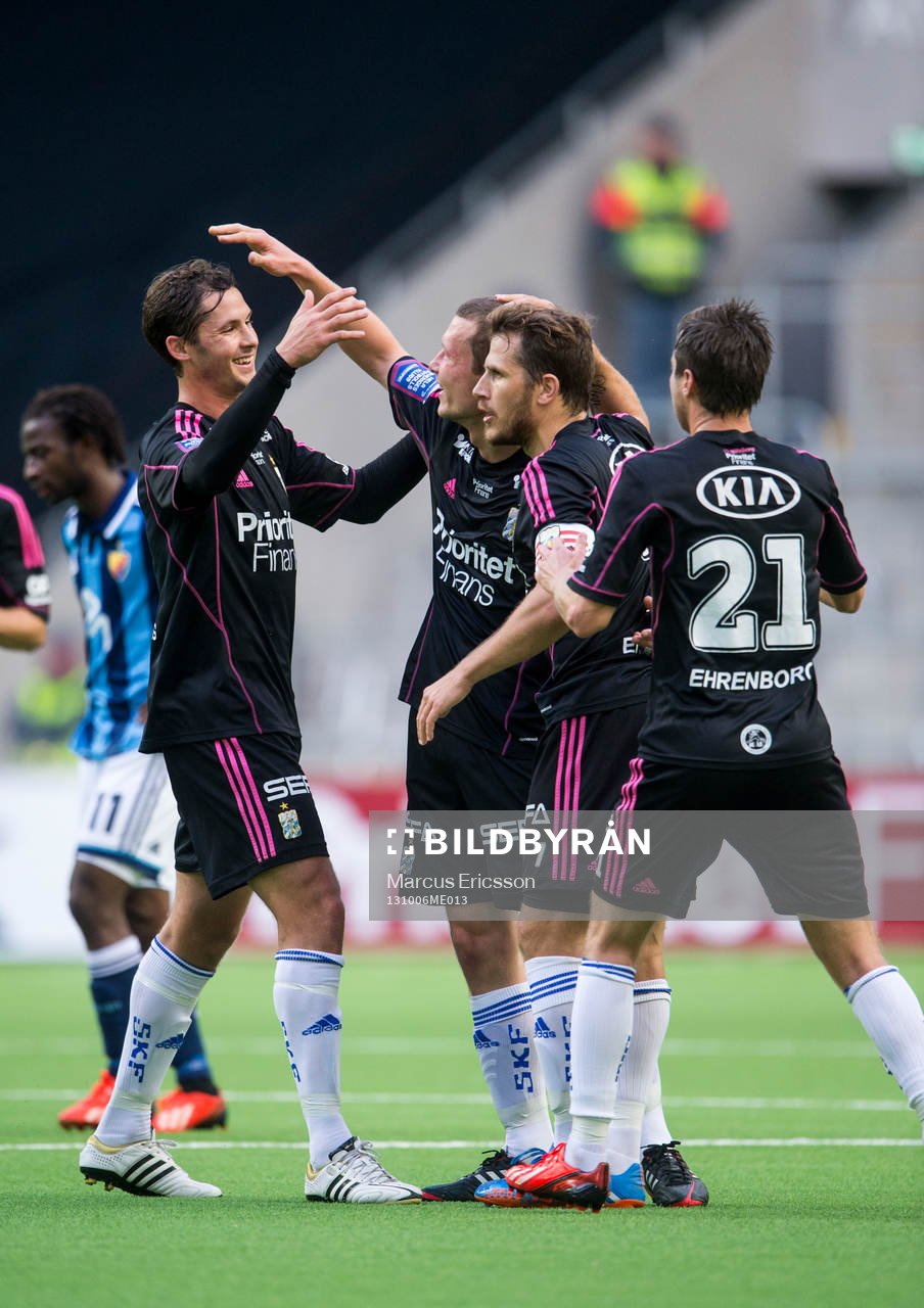 IFK Göteborgs Jakob Johansson kramas om av Philip Haglund,