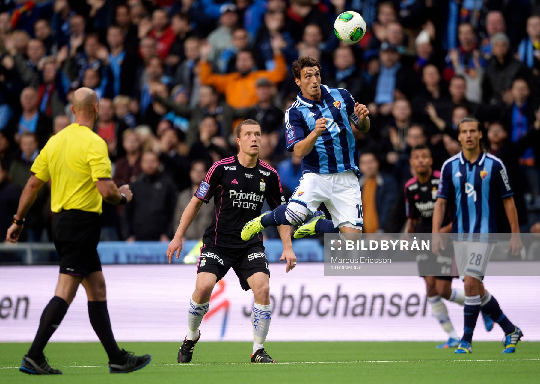 Djurgårdens Erton Fejzullahu nickar undan framför IFK Göteborgs Jakob Johansson under fotbollsmatchen mellan Djurgården och IFK Göteborg i Allsvenskan den 6 oktober 2013 i Stockholm.