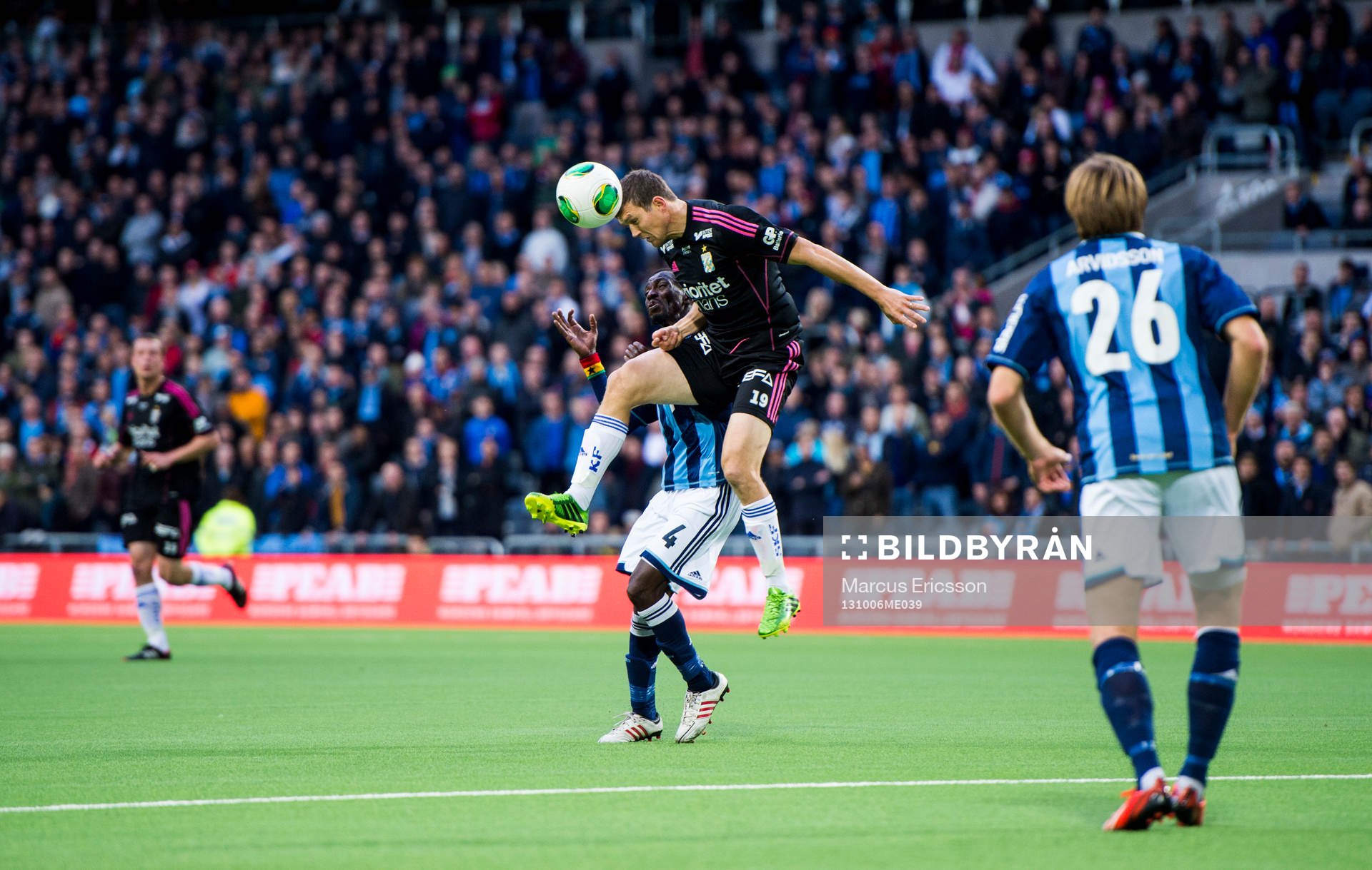 IFK Göteborgs Hannes Stiller och Djurgårdens Yussif Chibsah under fotbollsmatchen mellan Djurgården och IFK Göteborg i Allsvenskan den 6 oktober 2013 i Stockholm.