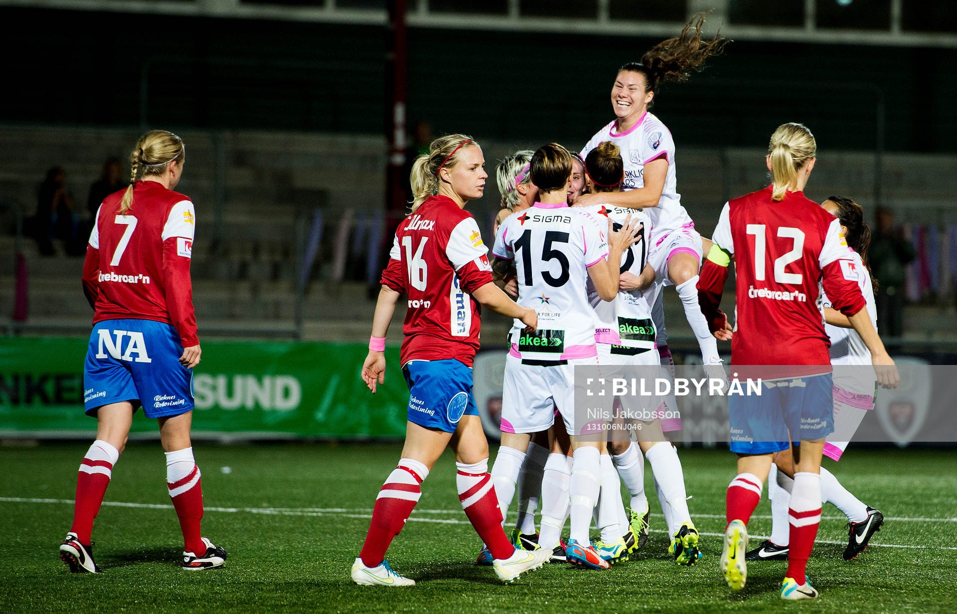 LdB Malmös spelar jublar efter 1-0 under fotbollsmatchen i damallsvenskan mellan LDB Malmö och KIF Örebro den 6 oktober 2013 i Malmö.