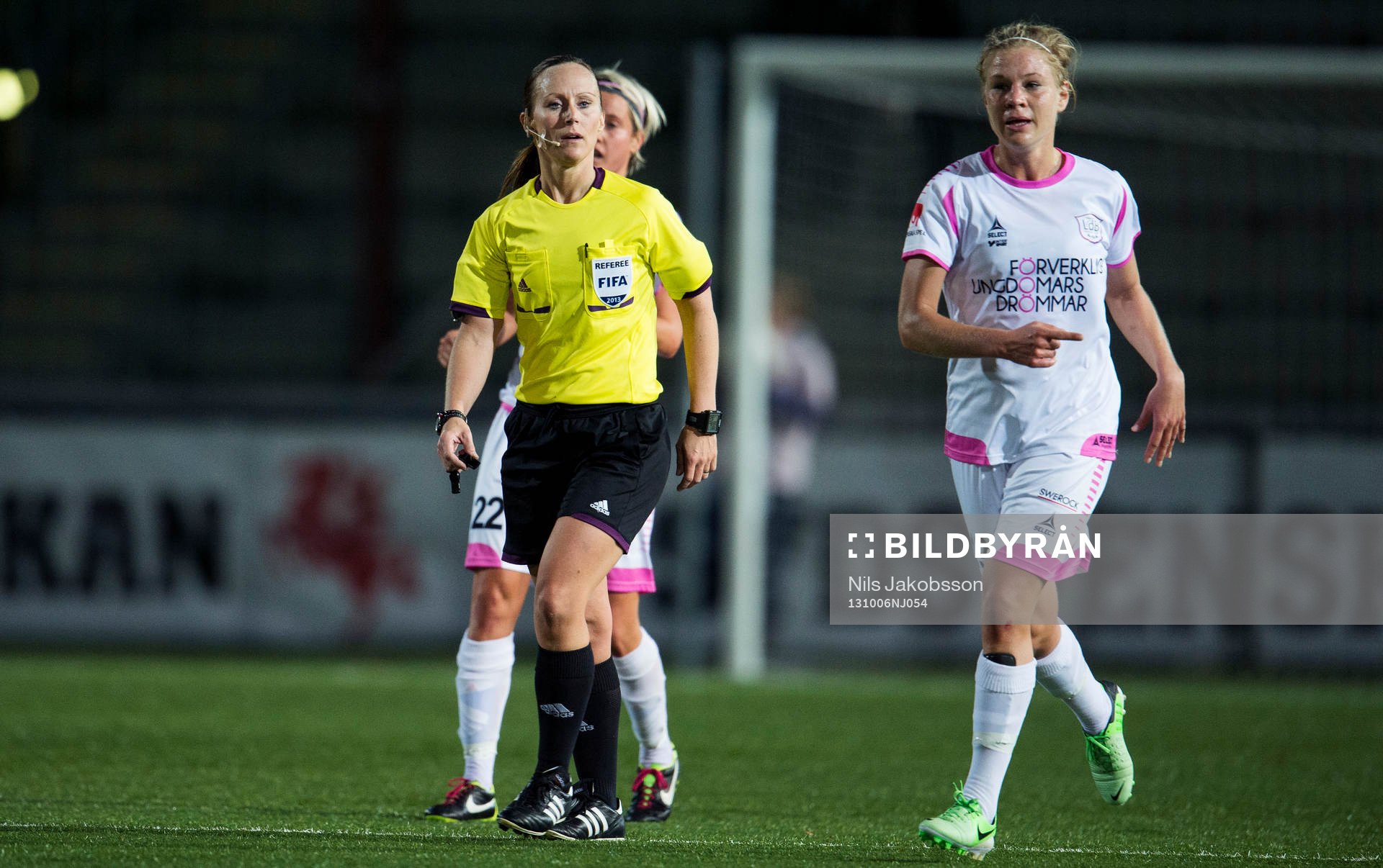 Domare Pernilla Larsson under fotbollsmatchen i damallsvenskan mellan LDB Malmö och KIF Örebro den 6 oktober 2013 i Malmö.