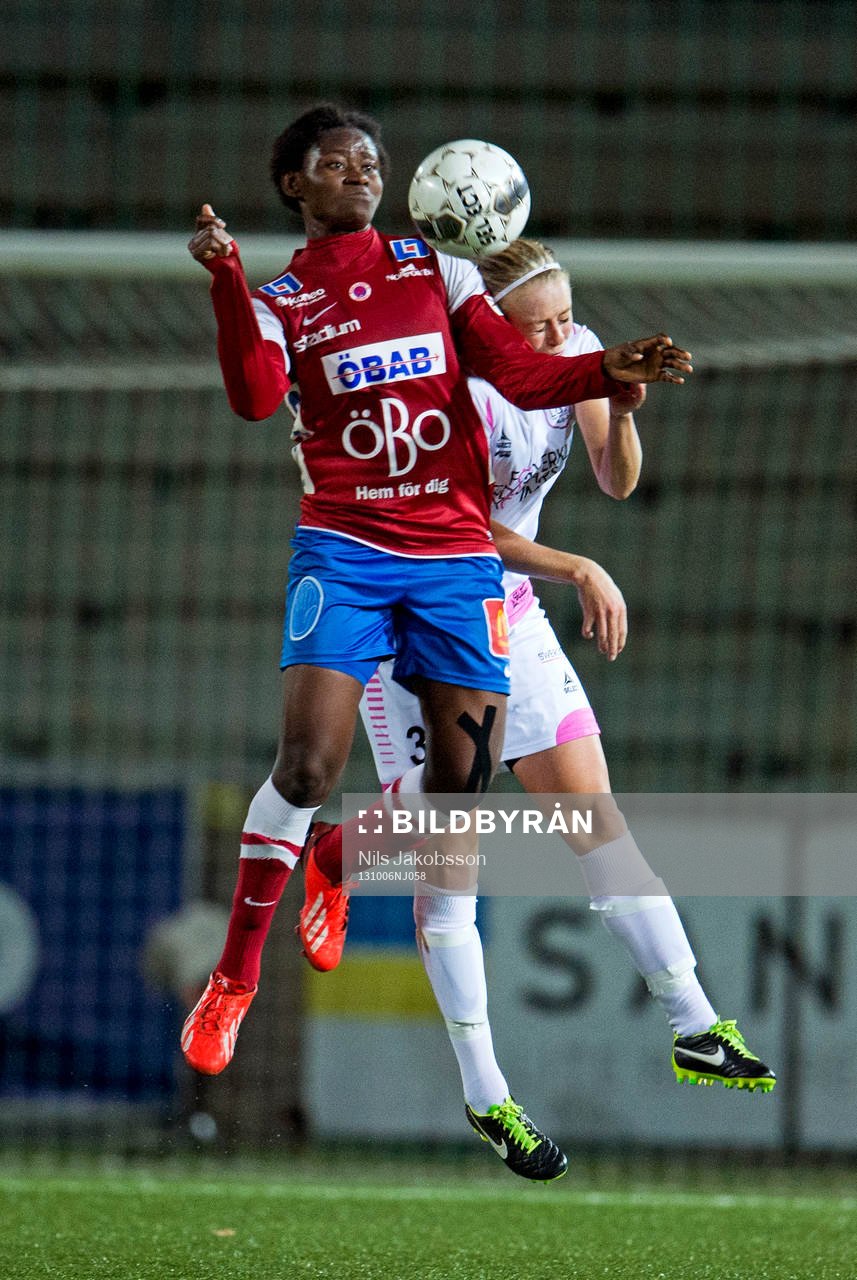 KIF Örebros Sarah Michael och LdB Malmös Amanda Ilestedt under fotbollsmatchen i damallsvenskan mellan LDB Malmö och KIF Örebro den 6 oktober 2013 i Malmö.