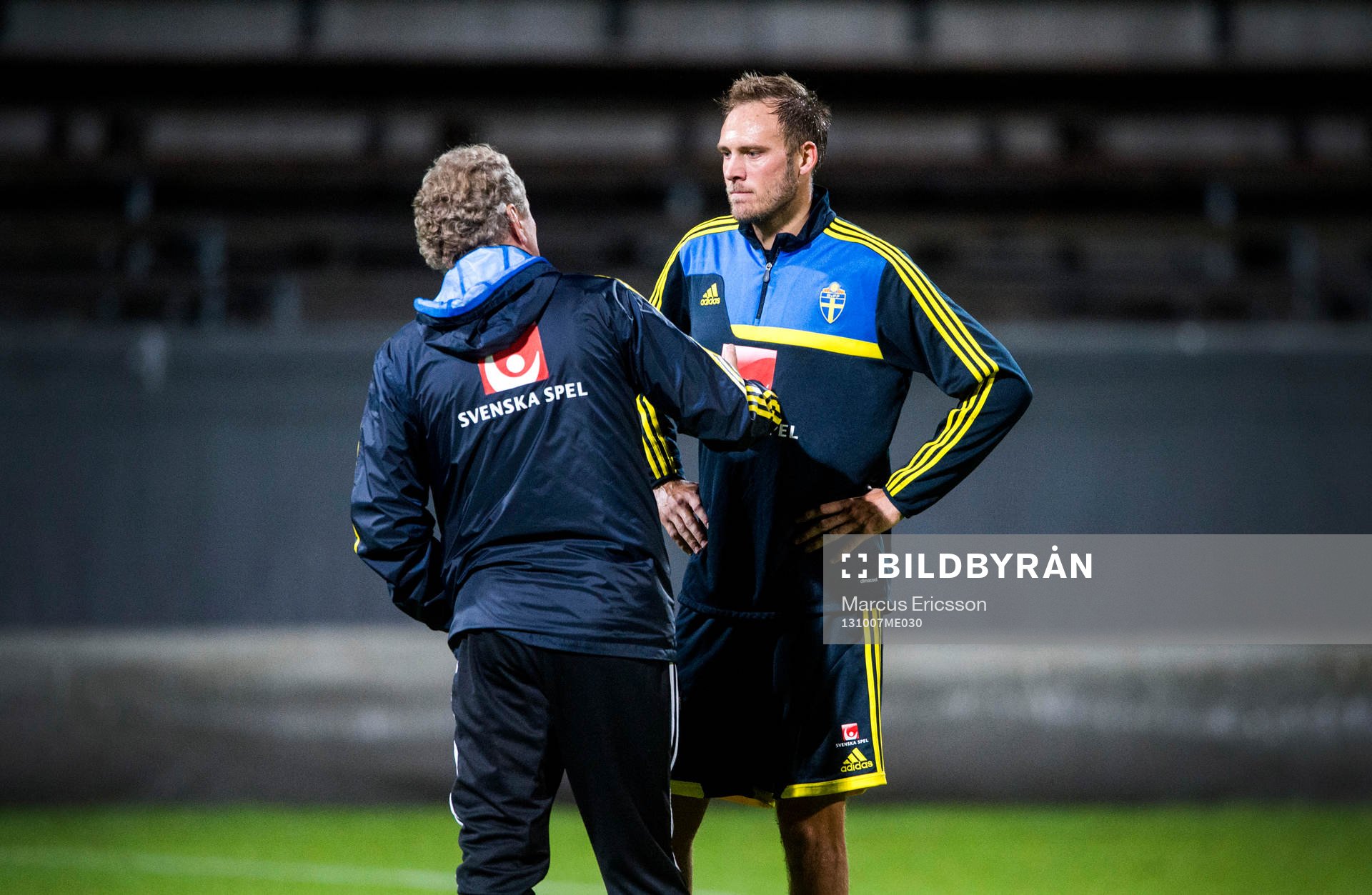 Andreas Granqvist samtalar med förbundskaptenen Erik
