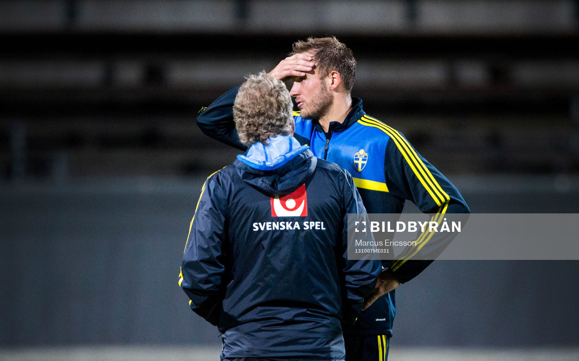Andreas Granqvist samtalar med förbundskaptenen Erik