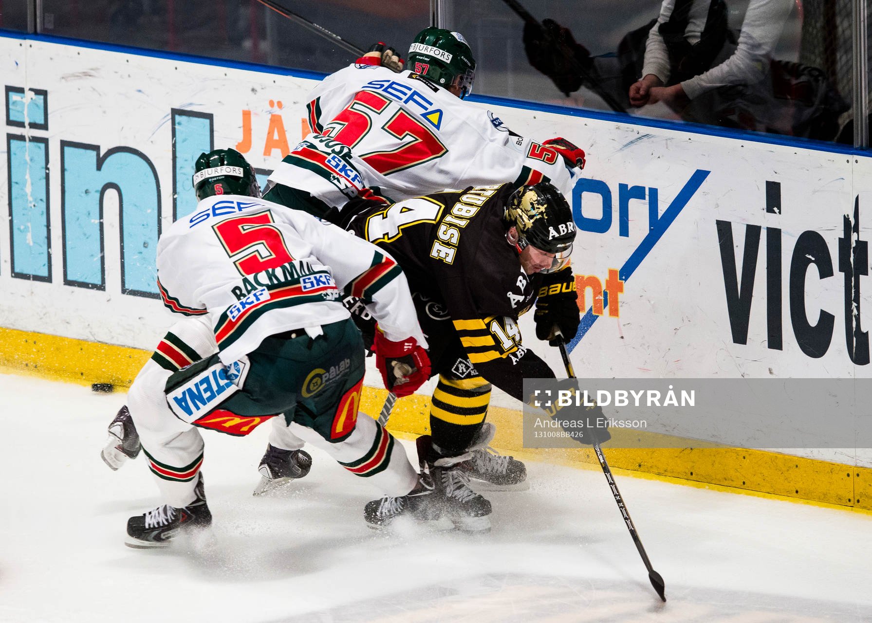 s Mark Hurtubise inklämd mellan Frölundas Christian