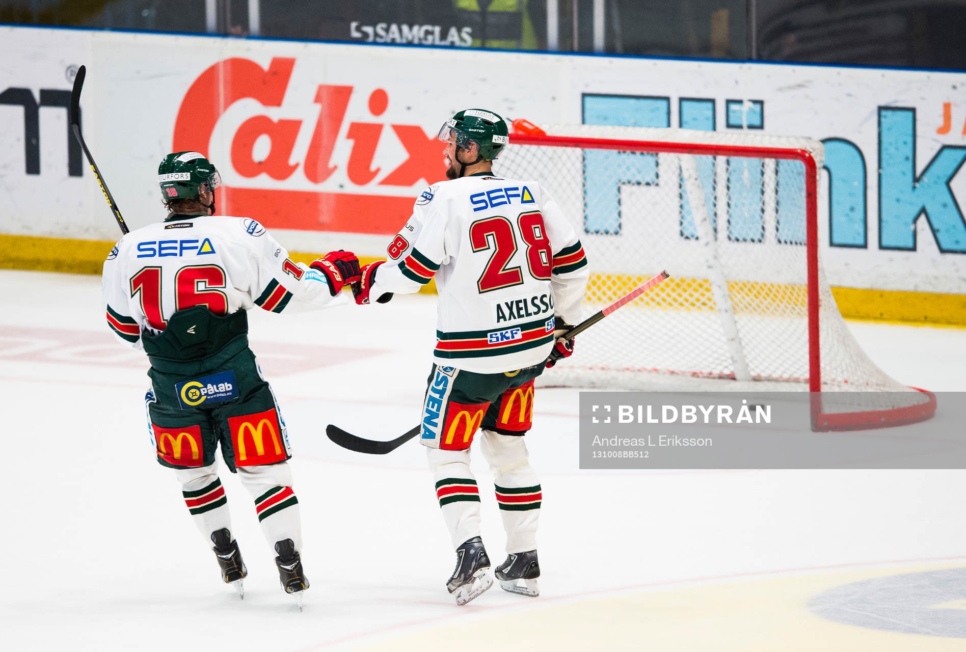 Frölundas Anton Axelsson gratulerar Dick Axelsson som gör