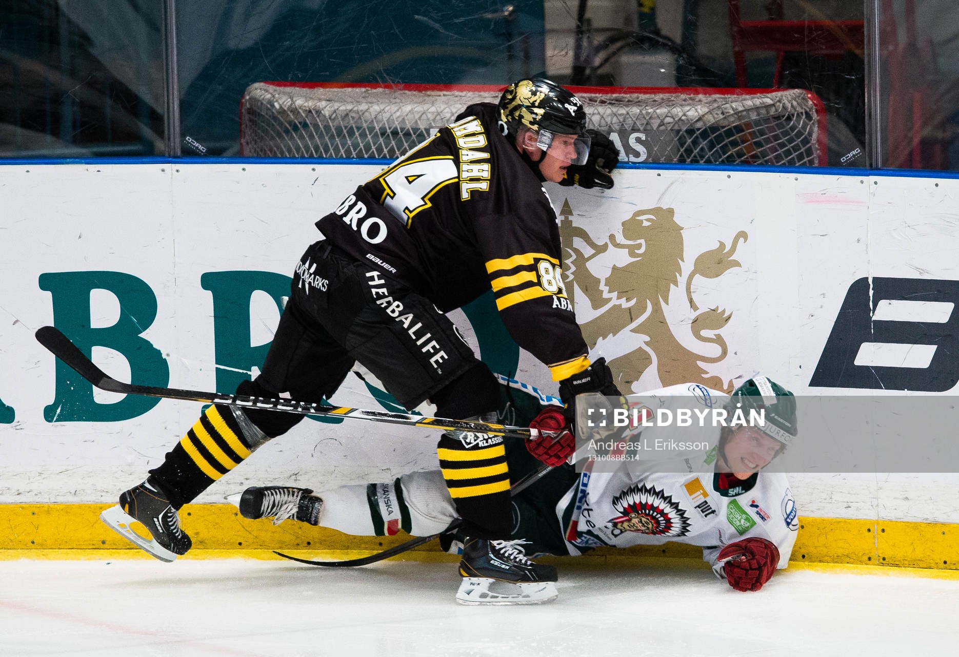 s Patric Blomdahl tacklar omkull Frölundas Mathis Olimb