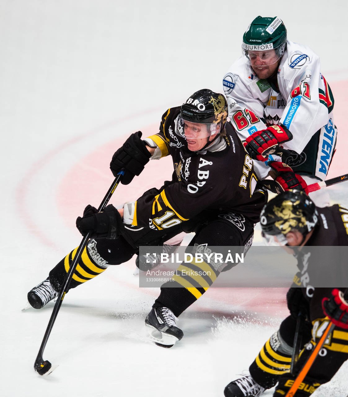 s Esa Pirnes jagas av Frölundas Jonas Ahnelöv
