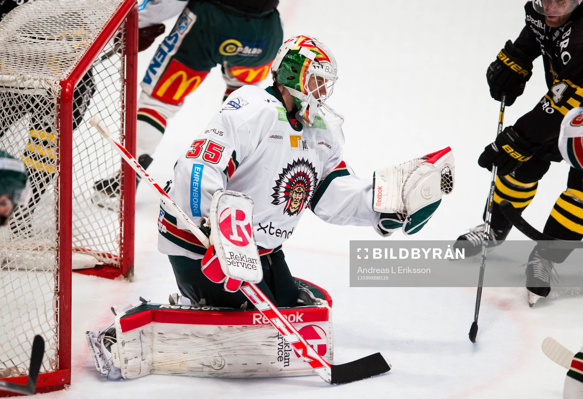 Frölundas målvakt Linus Fernström plockar pucken