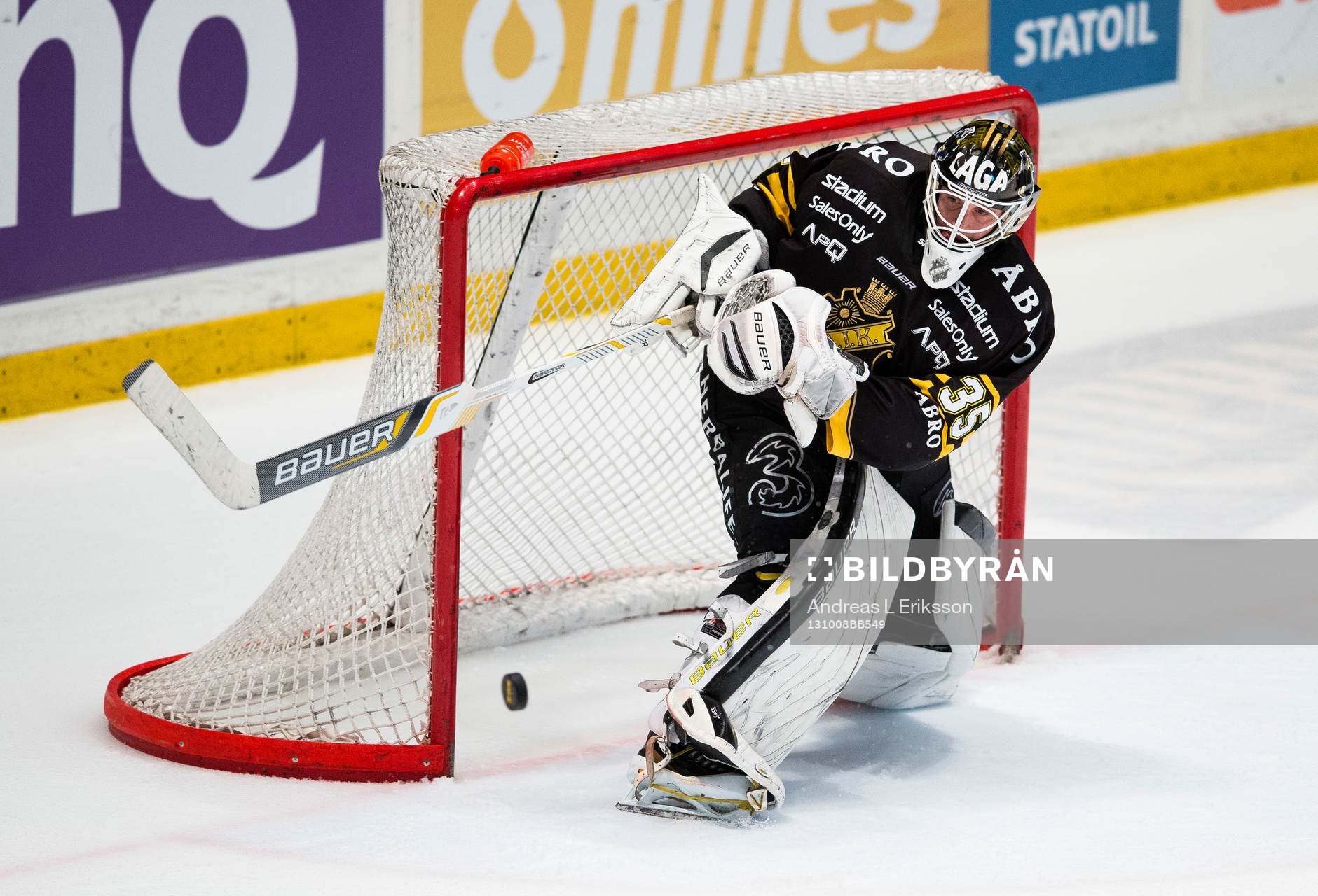 s målvakt Alexander Hamberg rensar undan pucken