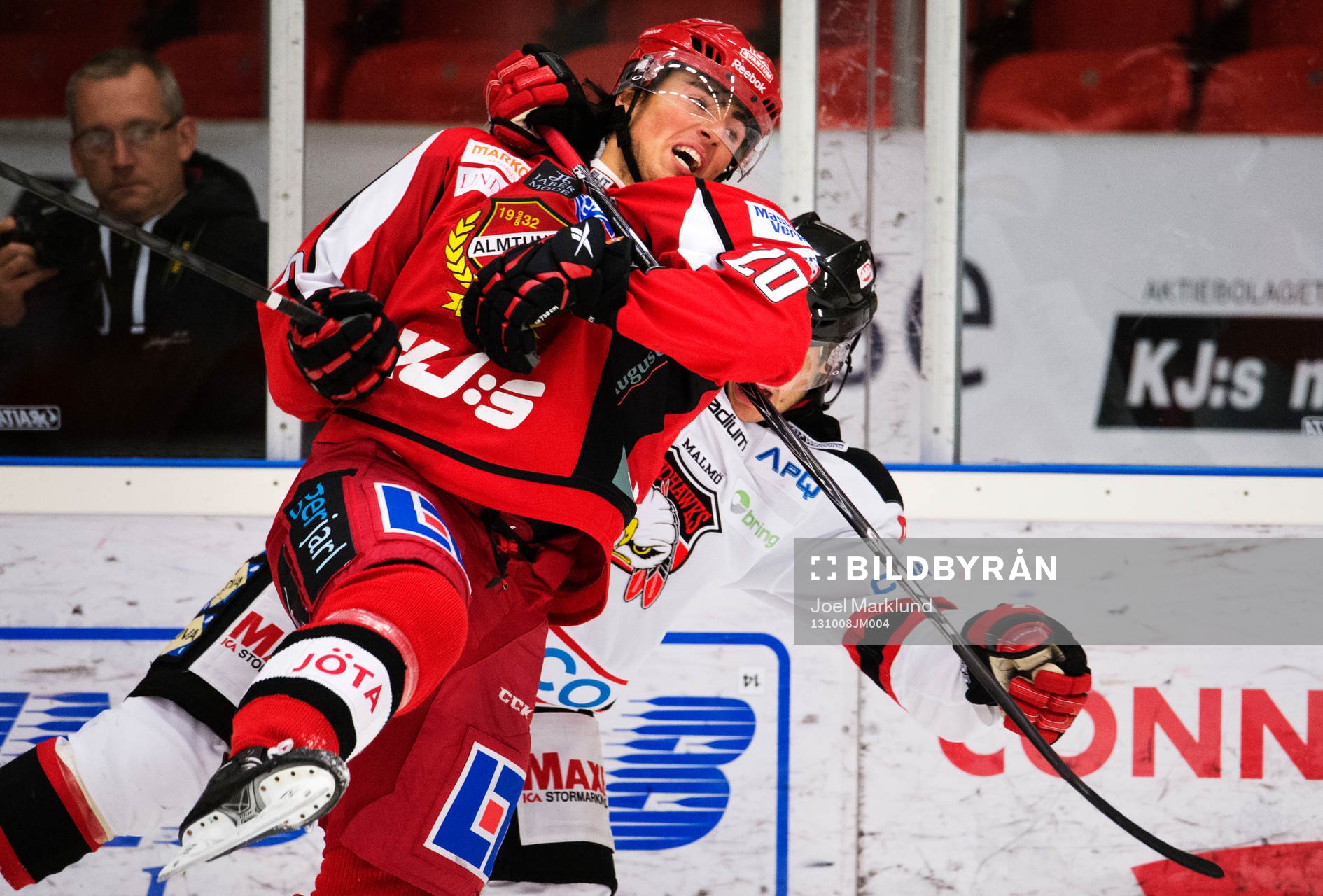 Almtunas Alen Bibic blir neddragen av Malmös Mattias