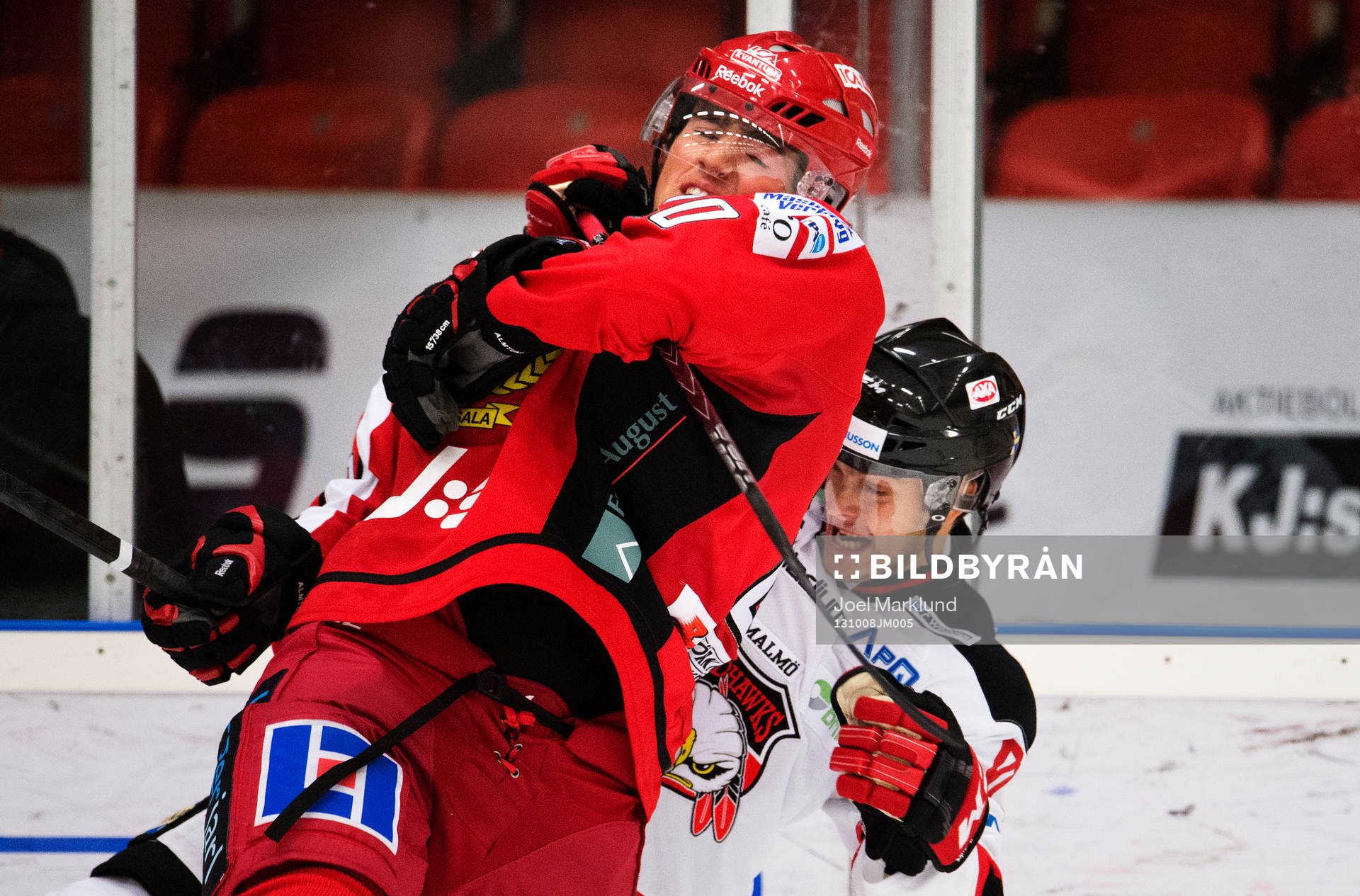 Almtunas Alen Bibic blir neddragen av Malmös Mattias