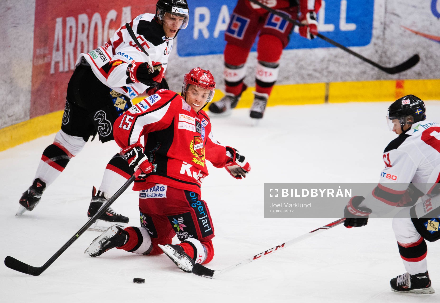 Almtunas Victor Rollin-Carlsson kämpar om pucken mot