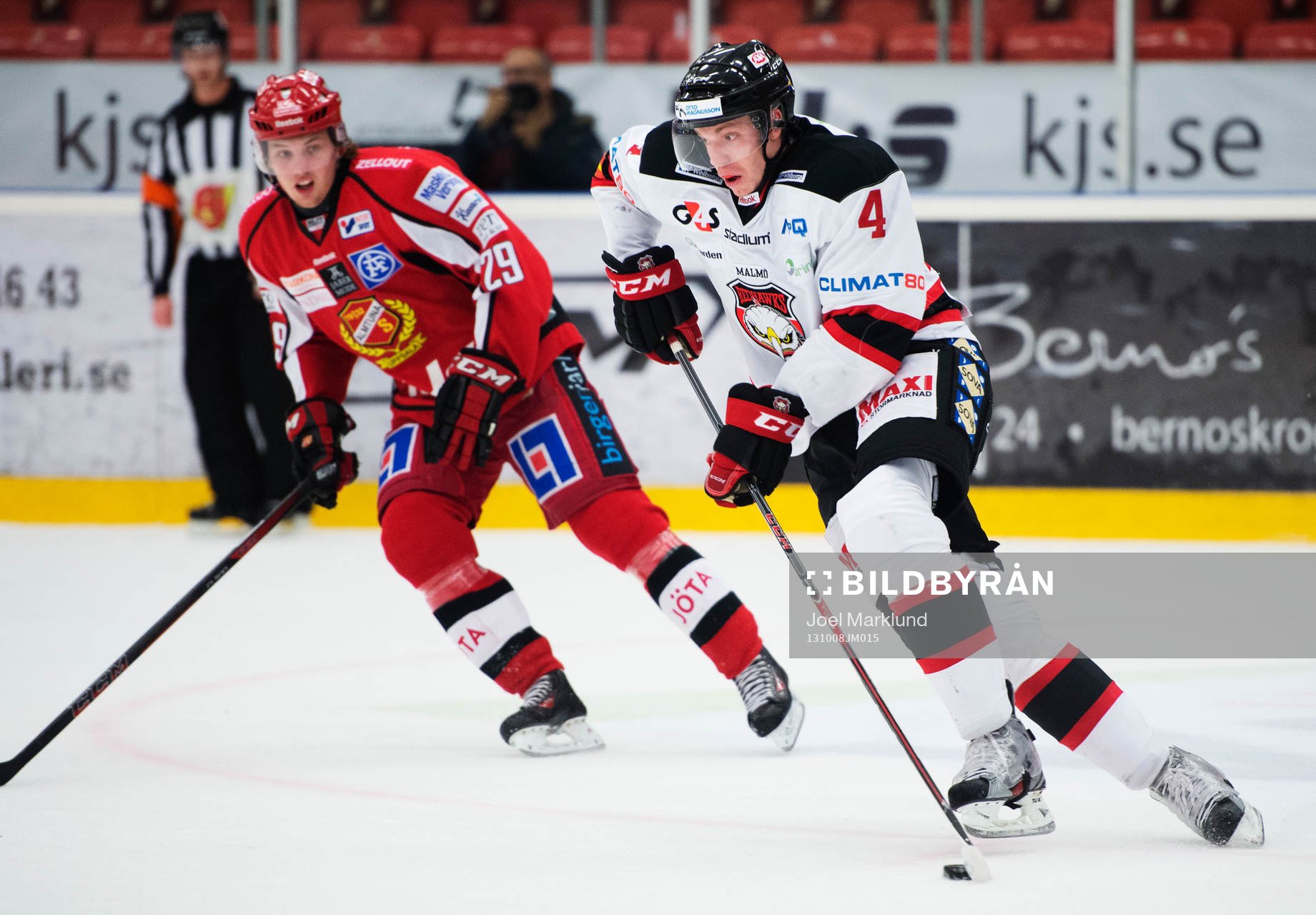 Malmös Anton Blomkvist avancerar med pucken