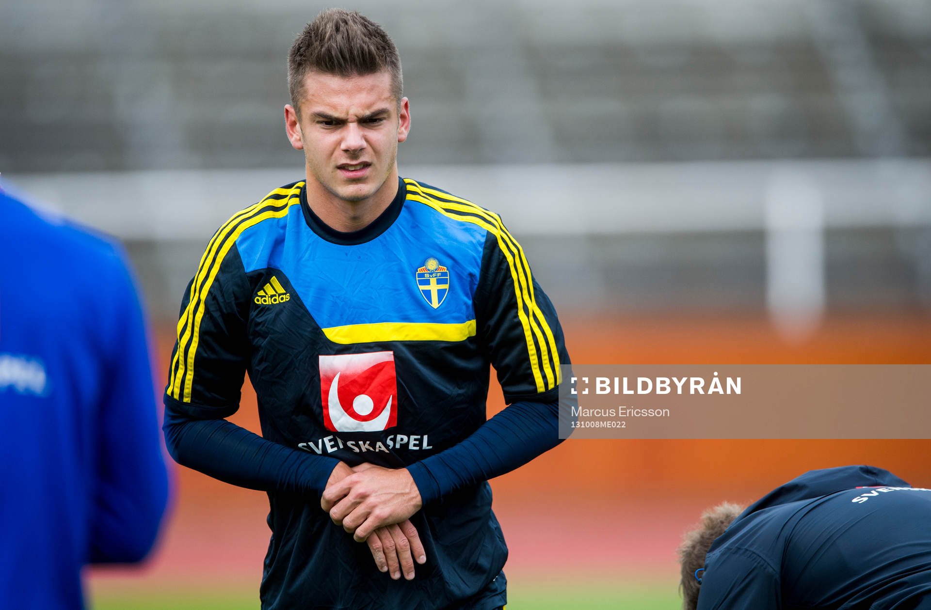 Alexander Kacaniklic får en smäll på handen