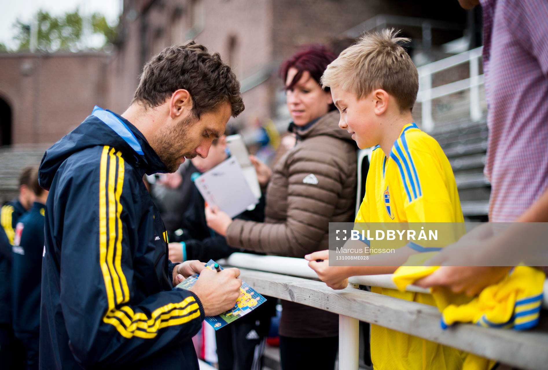 Målvakten Andreas Isaksson skriver autografer