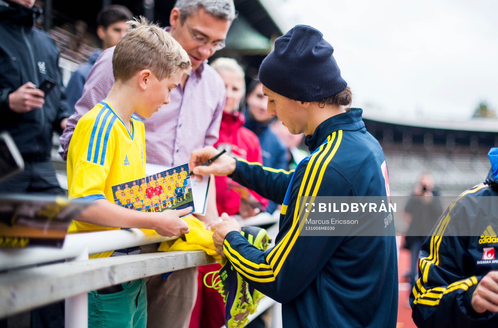 Zlatan Ibrahimovic skriver autografer