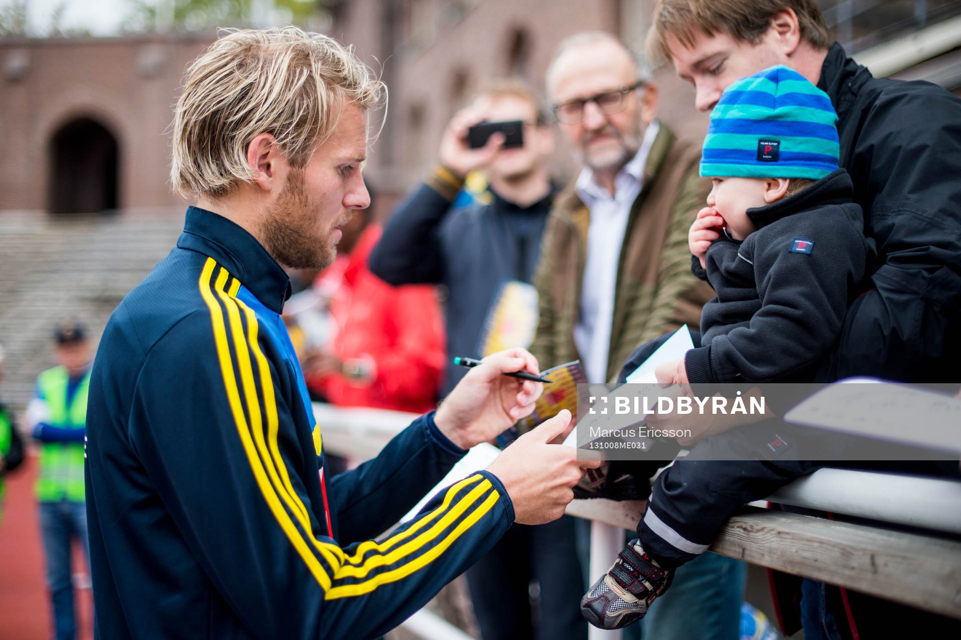 Ola Toivonen skriver autografer
