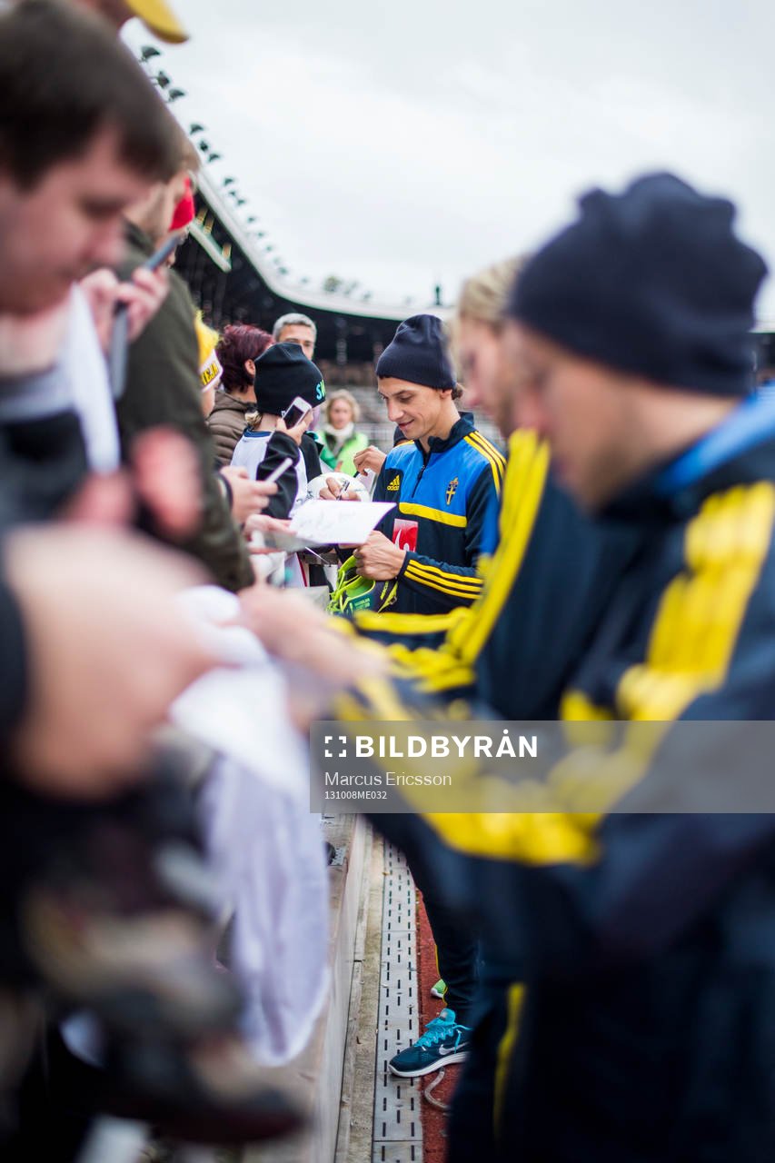 Zlatan Ibrahimovic skriver autografer