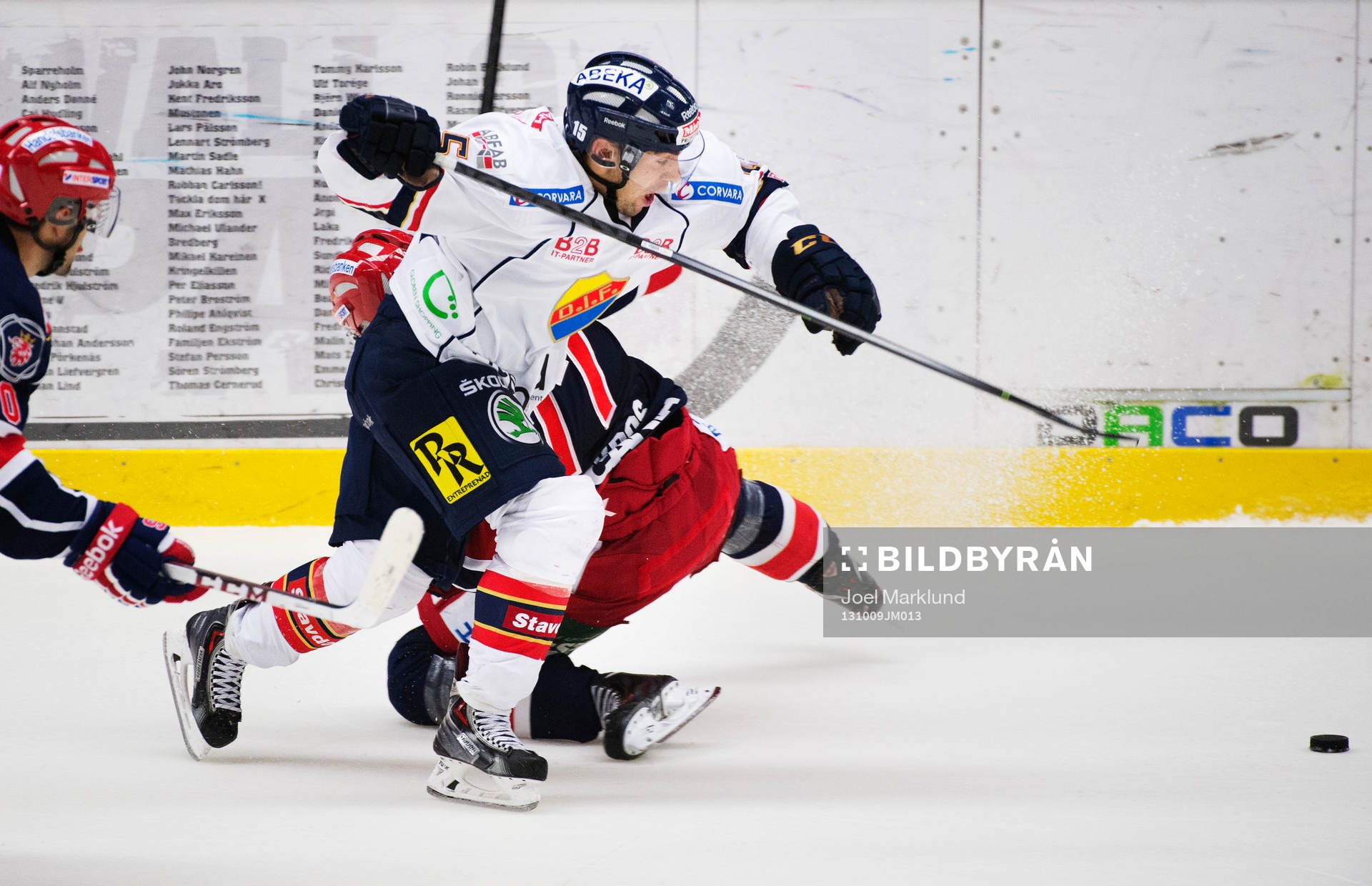 Djurgårdens Steve Saviano tar sig förbi Södertäljes