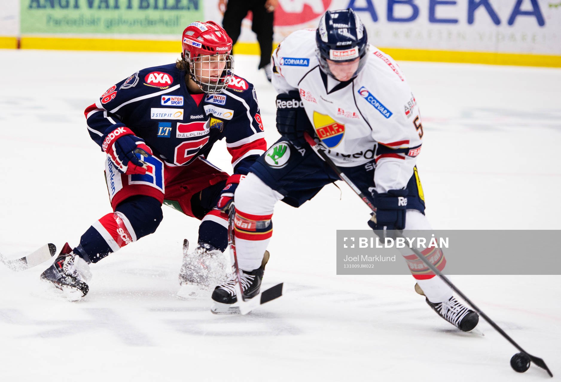 Södertäljes David Pastrnak försvarar mot Djurgårdens