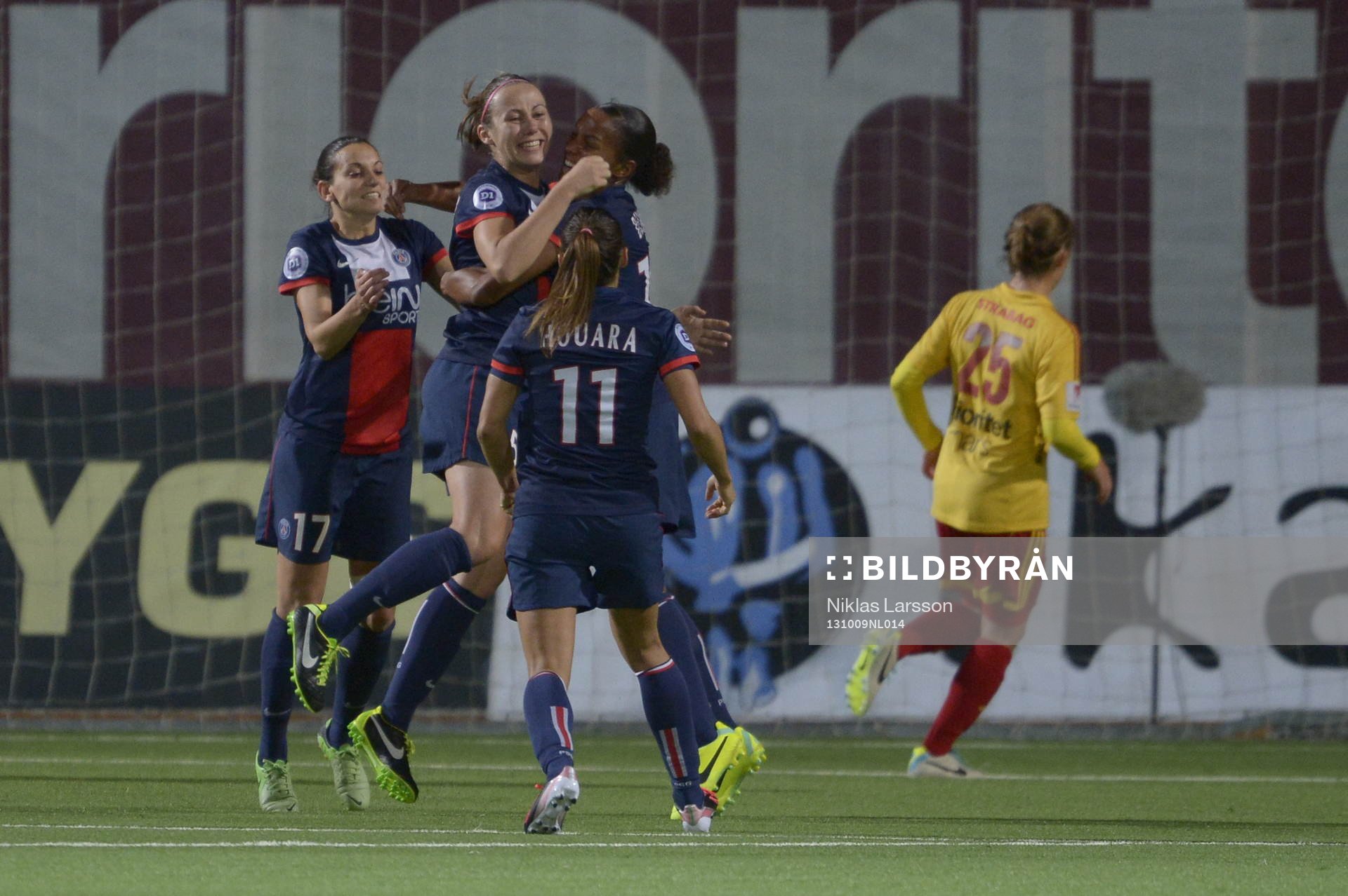 Paris Saint-Germains Sabrina Delannoy, jublar efter sin kvittering till 1-1 på straff under en fotbollsmatch mellan Tyresö och Paris Saint Germain i damernas Champions League, den 9 oktober 2013 i Stockholm.