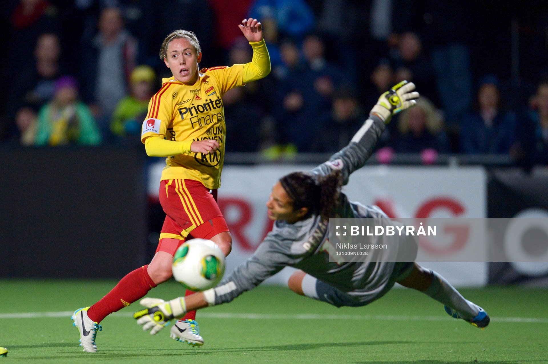 Tyresös  Meghan Klingenberg, spelar bollen förbi Paris