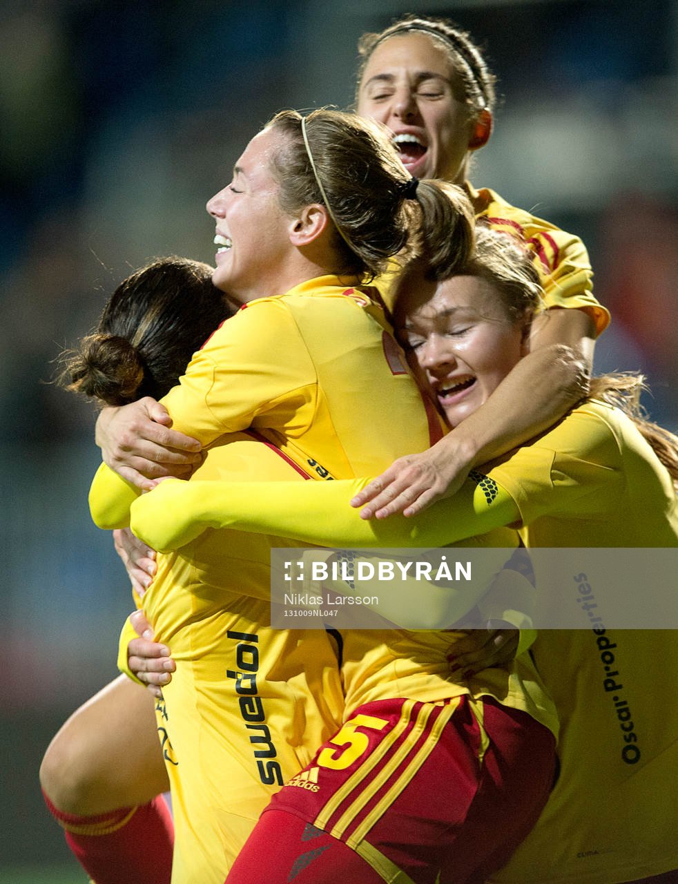 Christen Press, Tyresö gratuleras efter att hon gjort mål under en fotbollsmatch mellan Tyresö och Paris Saint Germain i damernas Champions League, den 9 oktober 2013 i Stockholm.