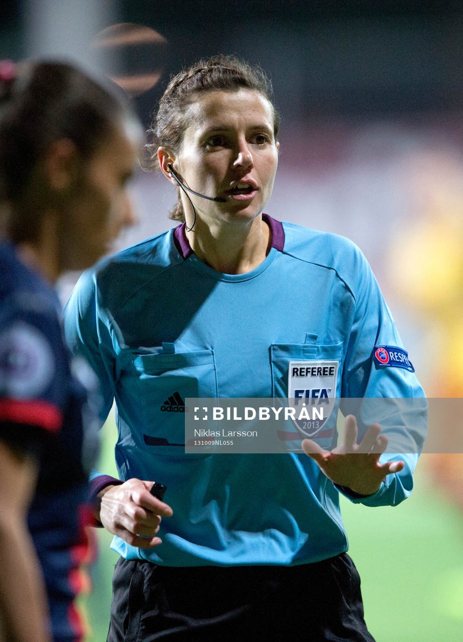 Kateryna Monzul, domare under en fotbollsmatch mellan Tyresö och Paris Saint Germain i damernas Champions League, den 9 oktober 2013 i Stockholm.