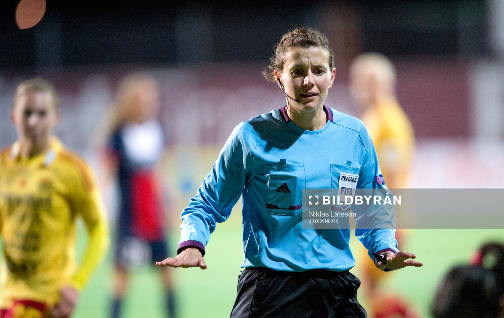 Kateryna Monzul, domare under en fotbollsmatch mellan Tyresö och Paris Saint Germain i damernas Champions League, den 9 oktober 2013 i Stockholm.