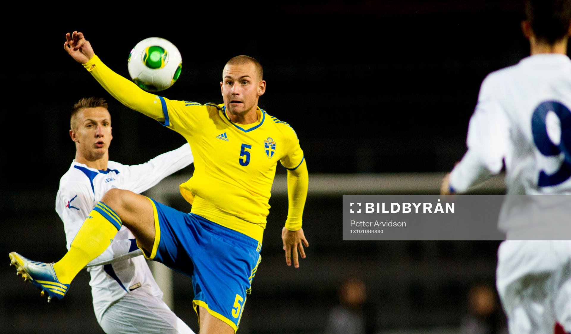 Sveriges Sebastian Hedlund tar emot bollen