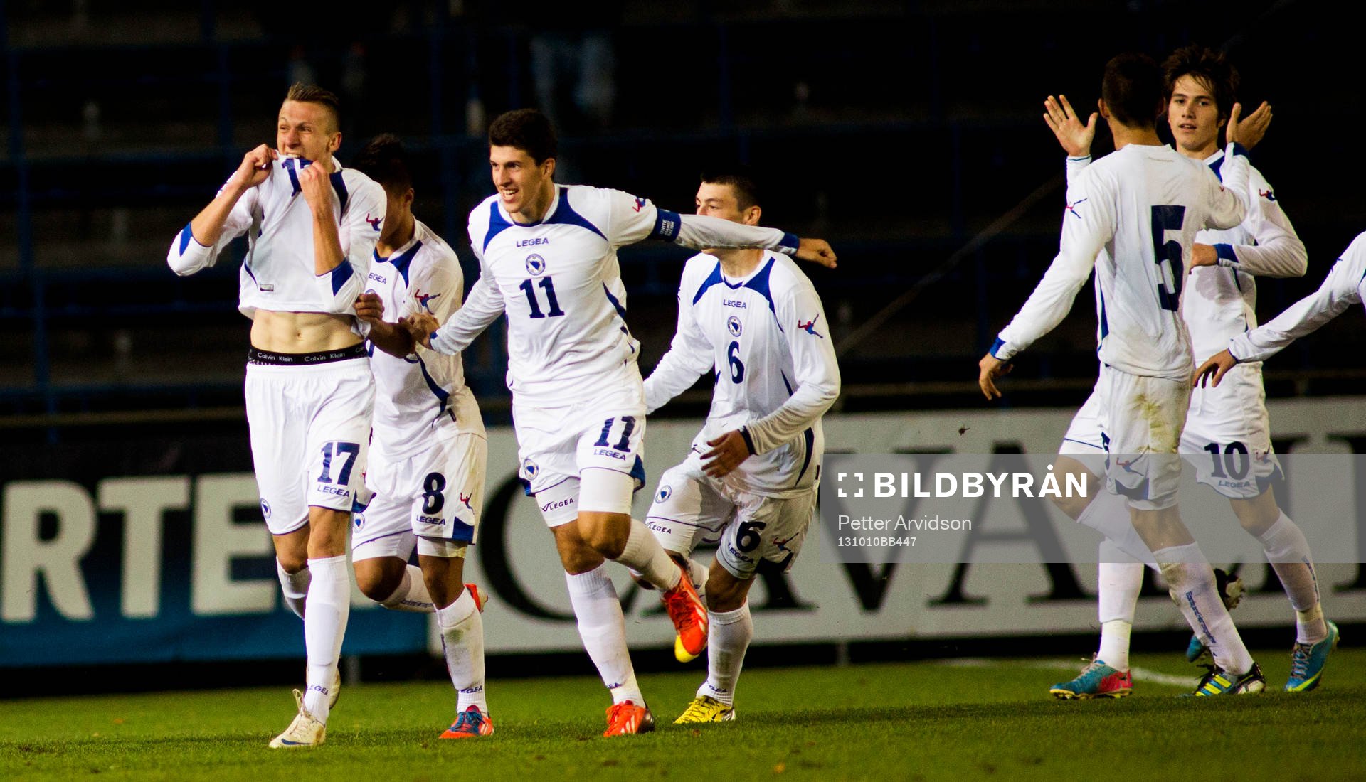 Bosnien-Hercegovinas Namir Alispahic jublar med laget