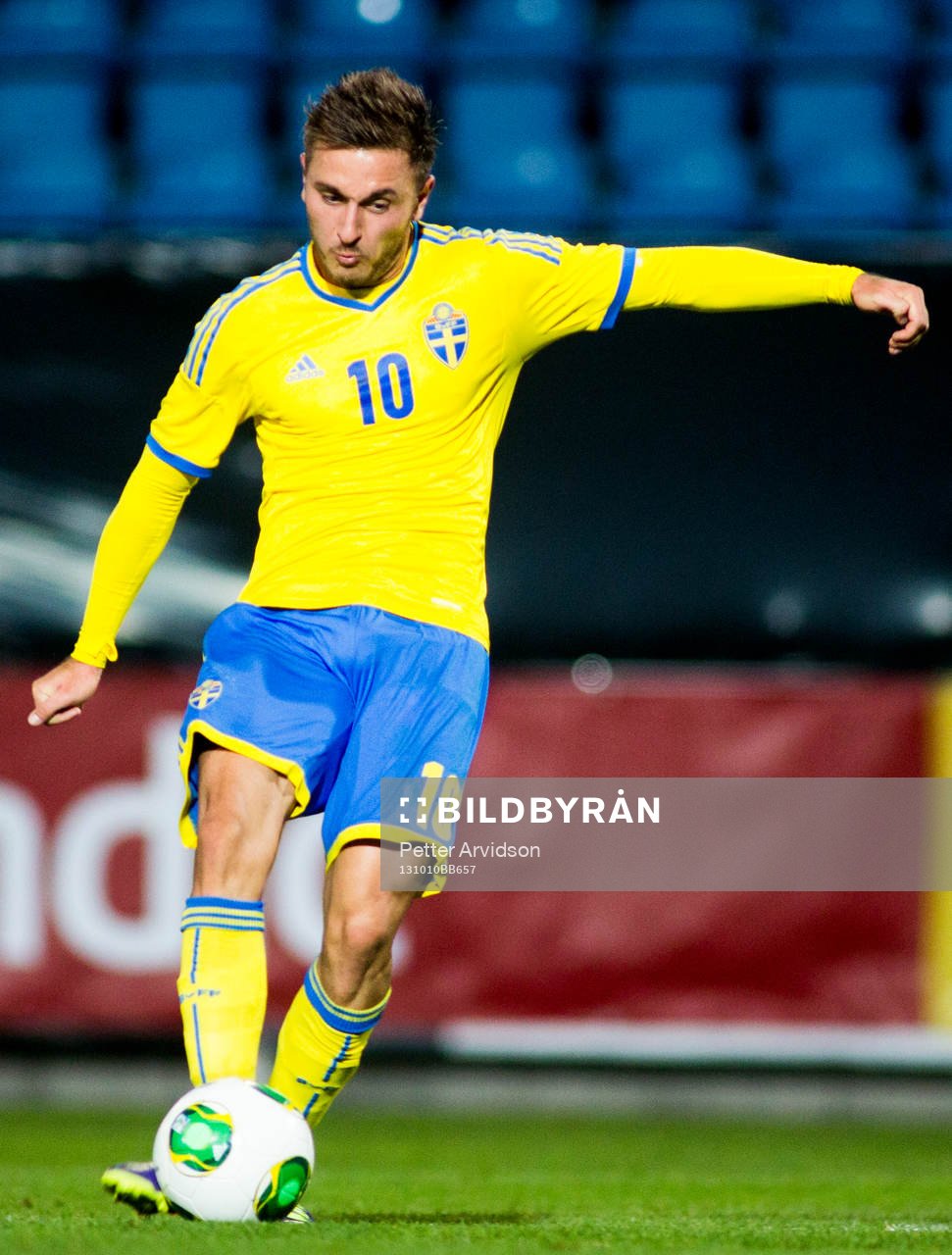 Sveriges Muamer Tankovic med skott
