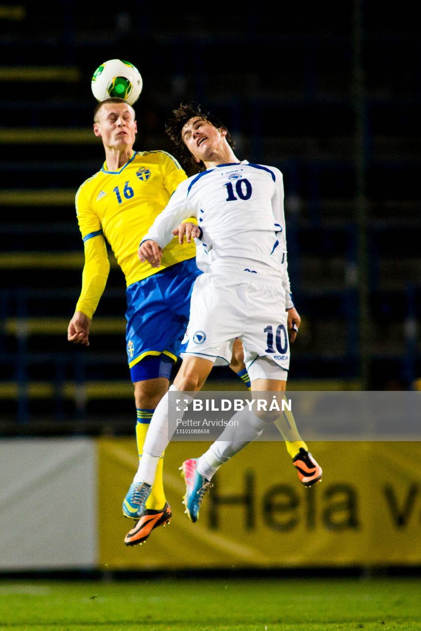Sveriges Marcus Sangre i nickduell med Bosnien-Hercegovinas
