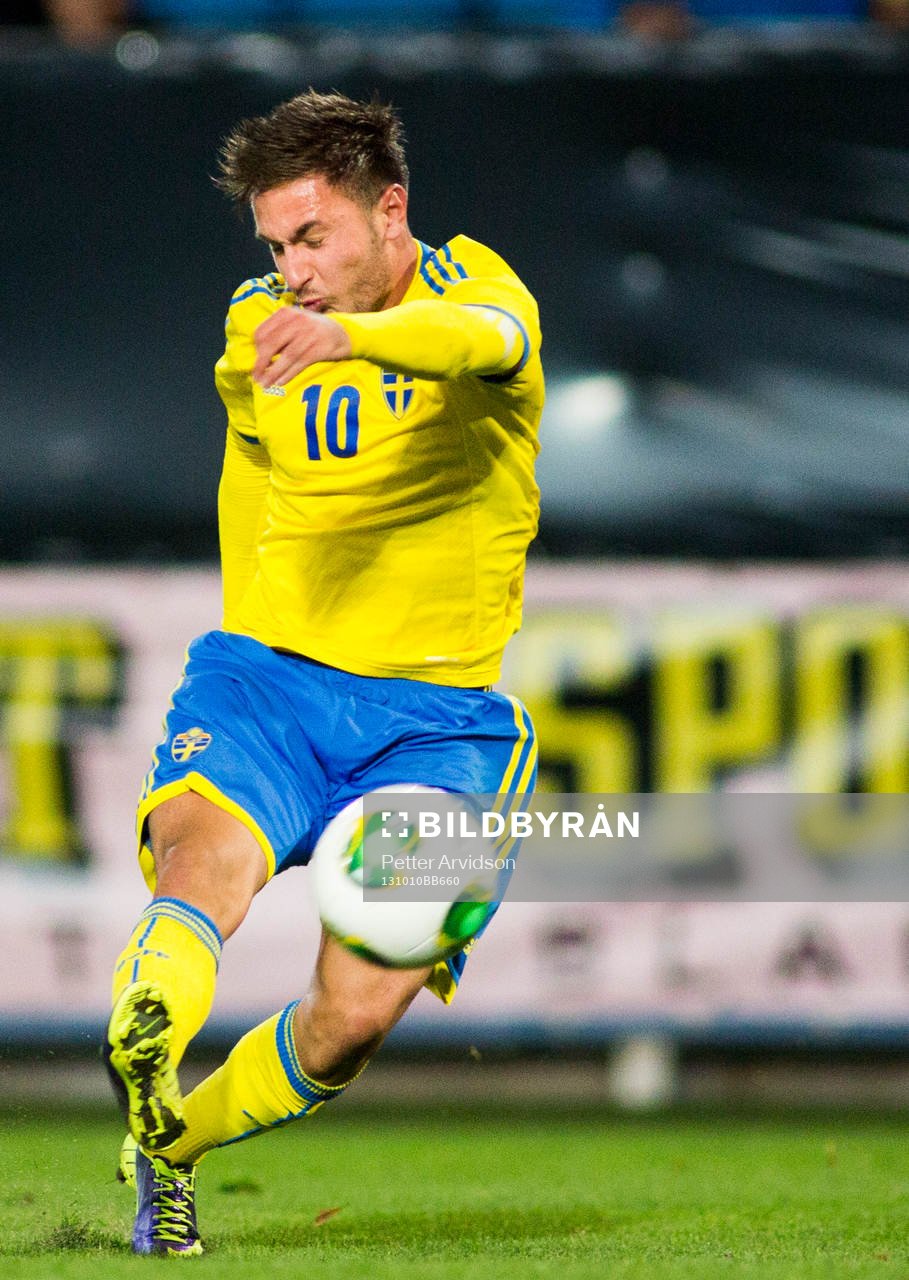 Sveriges Muamer Tankovic med skott