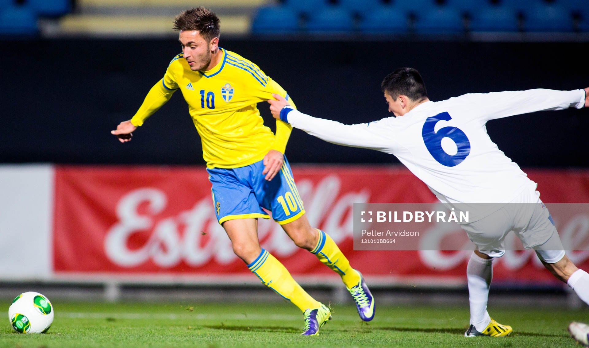 Bosnien-Hercegovinas Milos Satara har svårt att hänga med