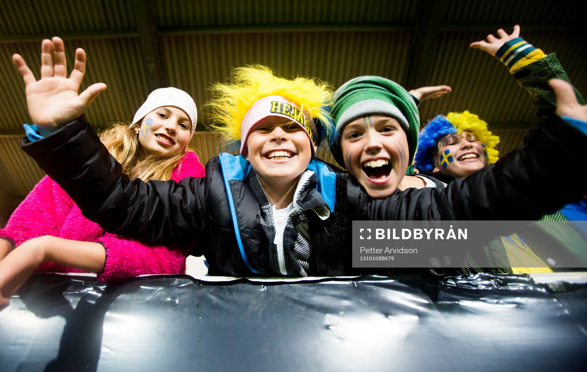 Glada unga svenska fans