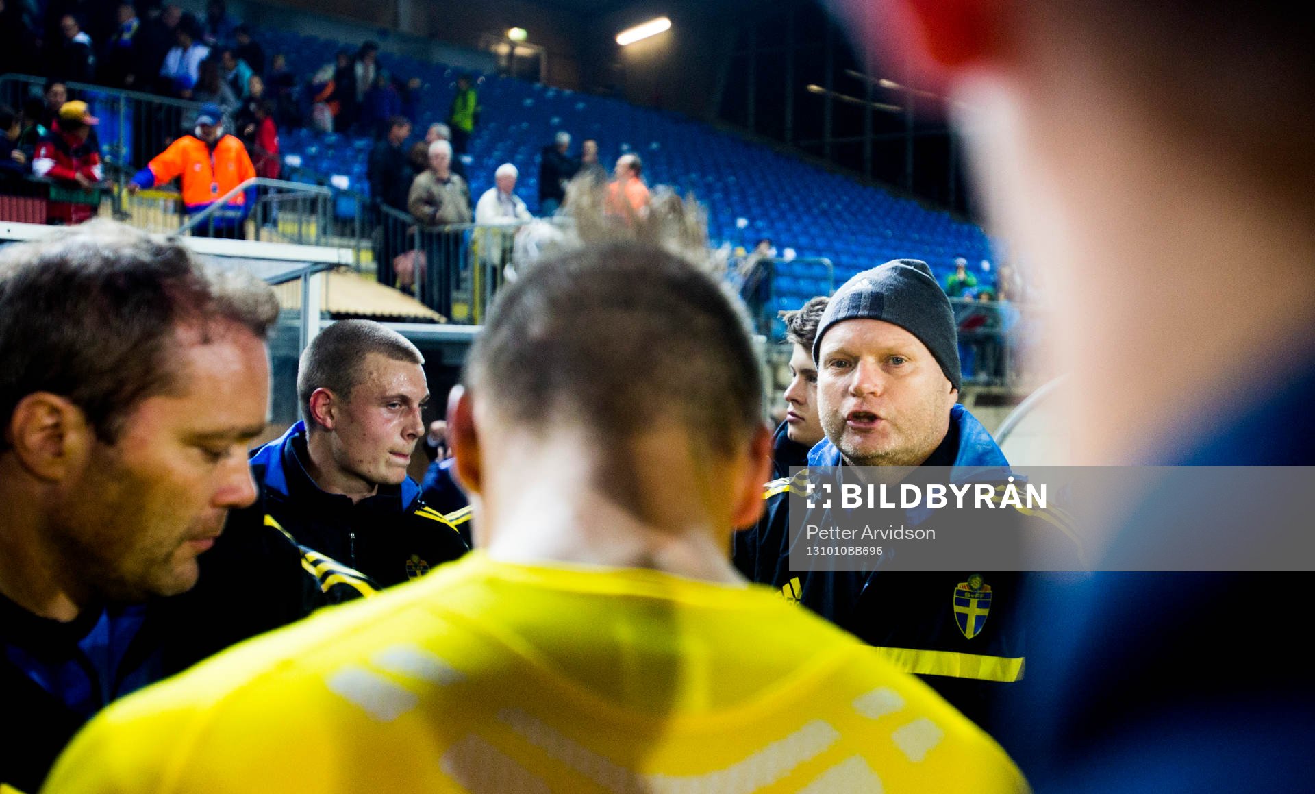 Sveriges tränare Tomas Turesson pratar med spelarna