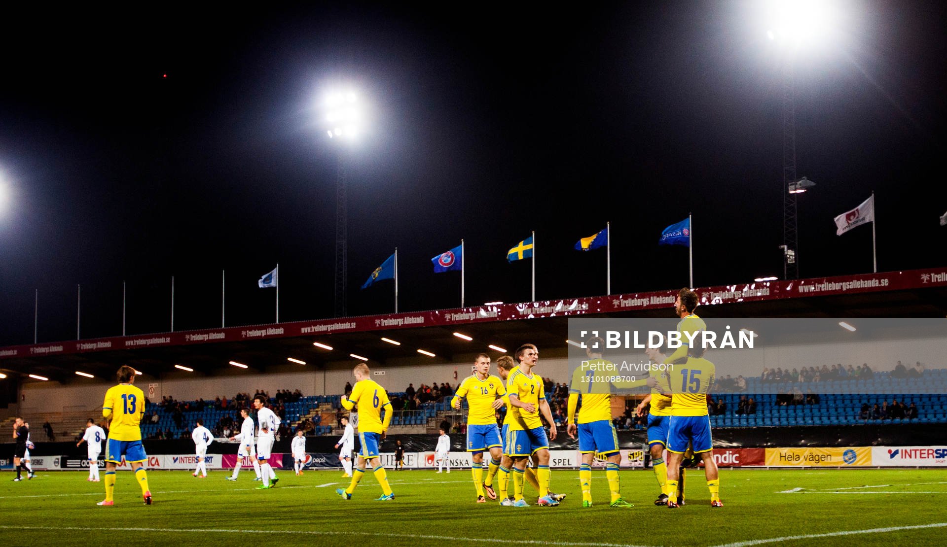 Sverige jublar och Pontus Nordenberg (th) lyfter upp Muamer