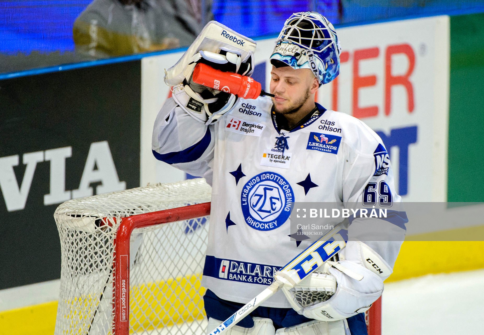Leksands målvakt Oscar Alsenfelt dricker vatten